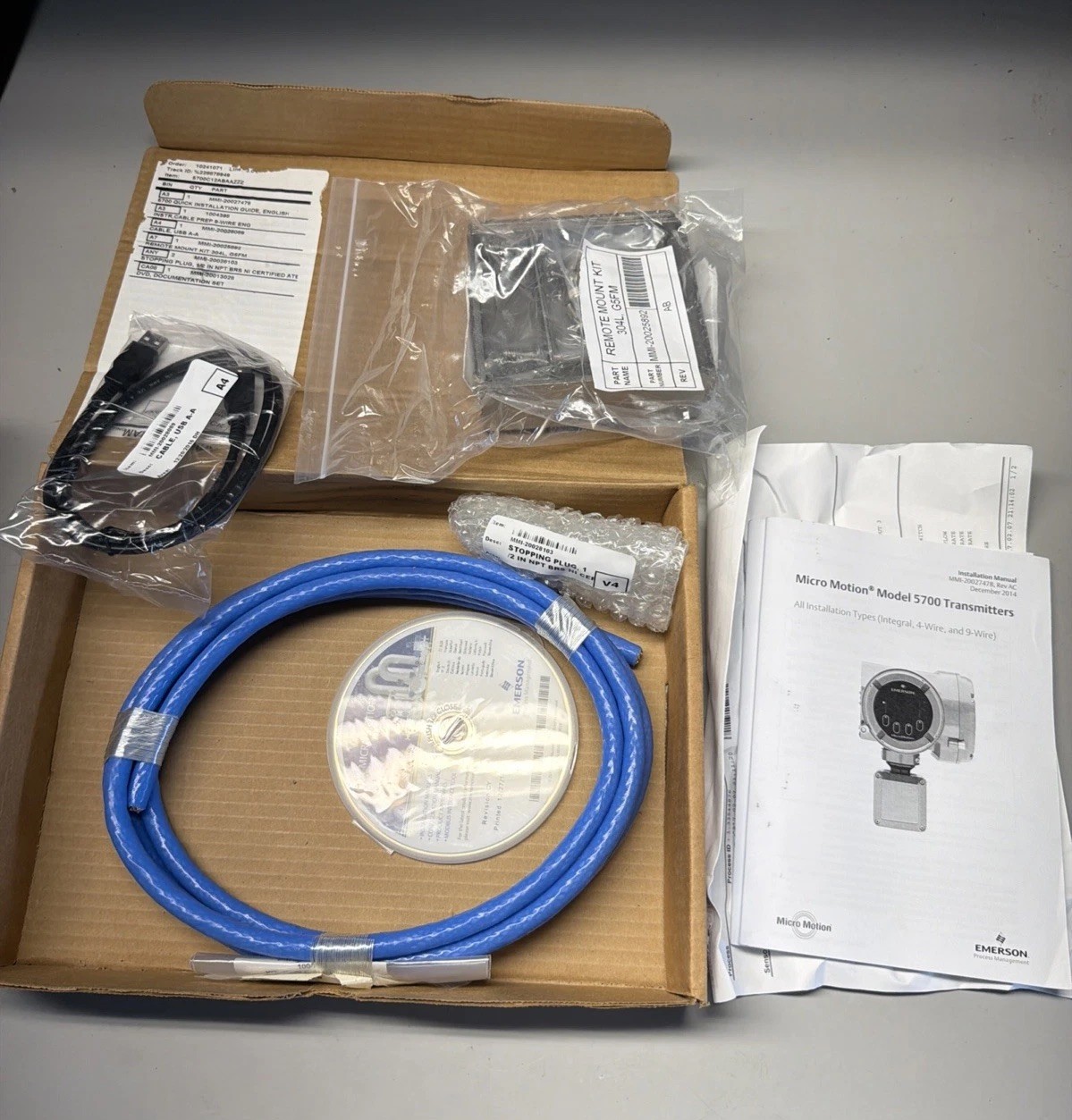 Emerson Micromotion 5700C12ABAAZZZ Transmitter With Cables+Brackets, Scratched.