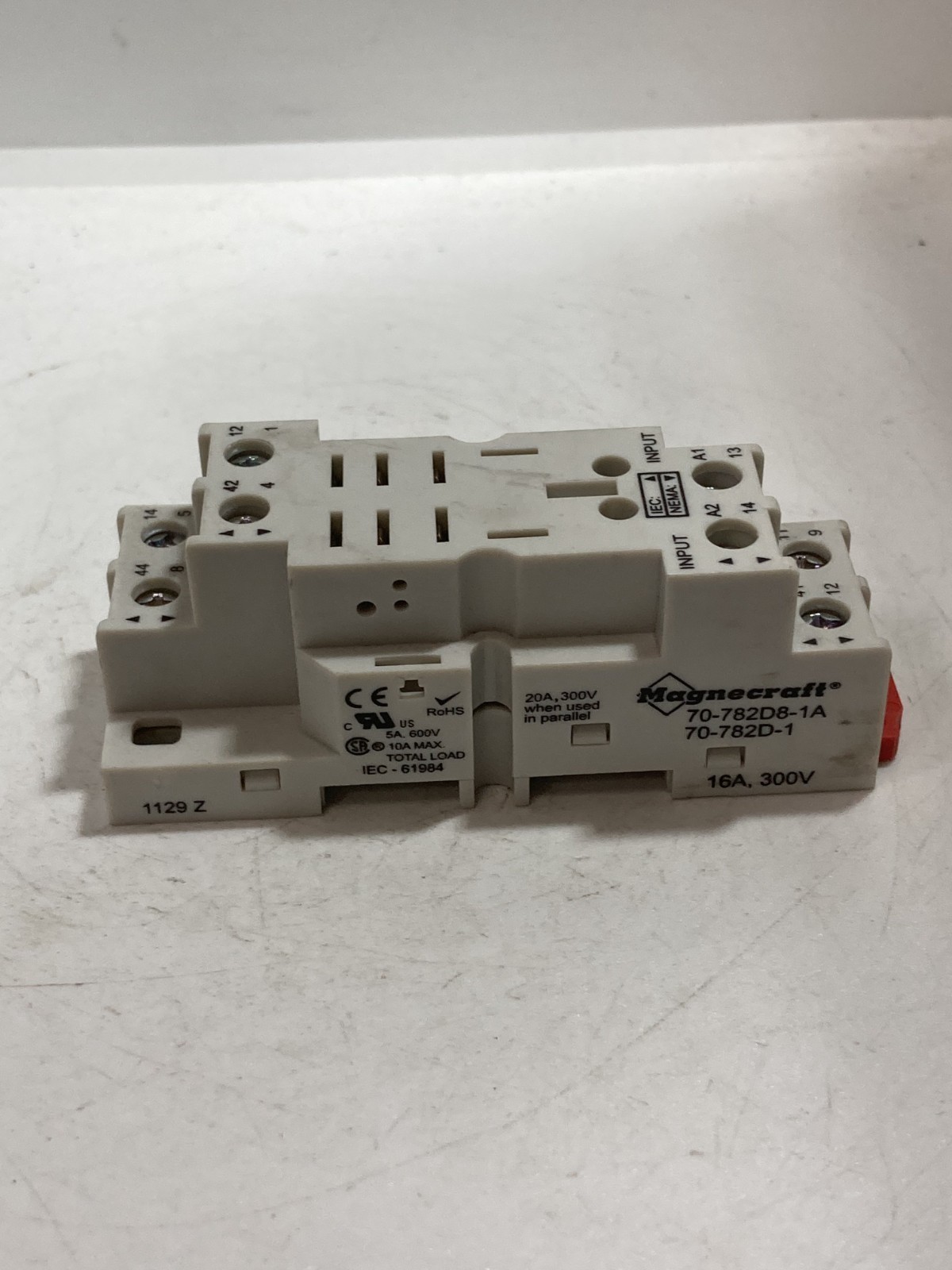 SCHNEIDER 70-782D8-1A RELAY SOCKET 16A 300V 8 BLADE NNB