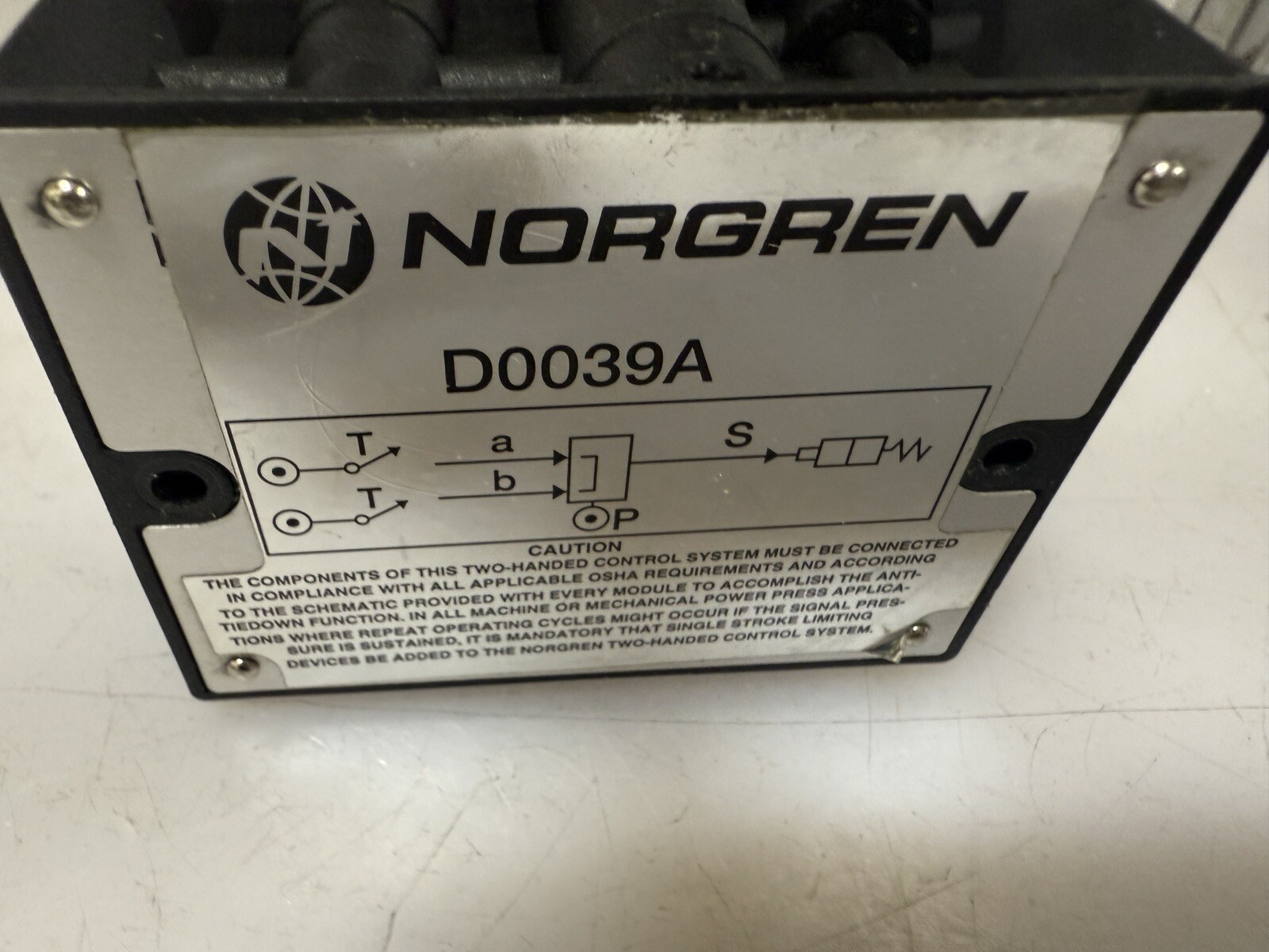 Norgren D0039A Two-Hand Pneumatic Switch Control Module, 5/32 Tube 40-120psi B03