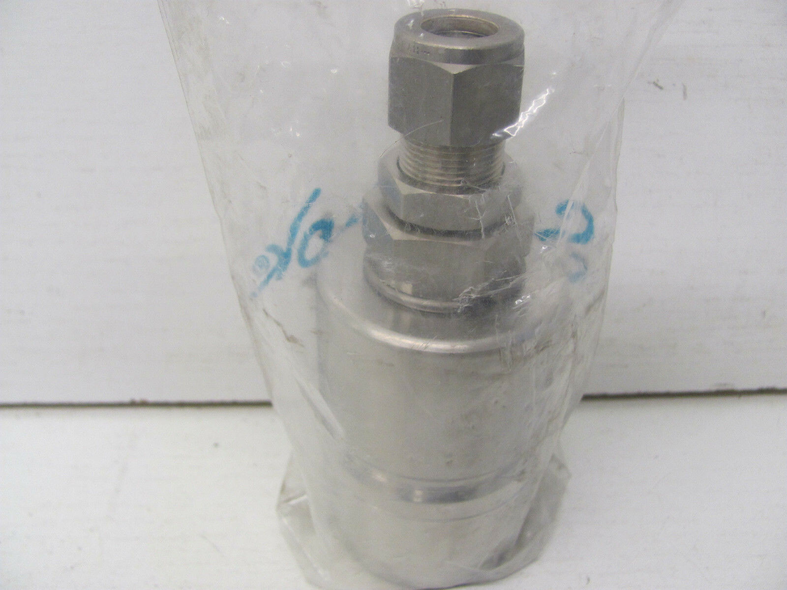 SWAGELOK STAINLESS STEEL QUICK CONNECT BULKHEAD SS-QTM8A-B1-810