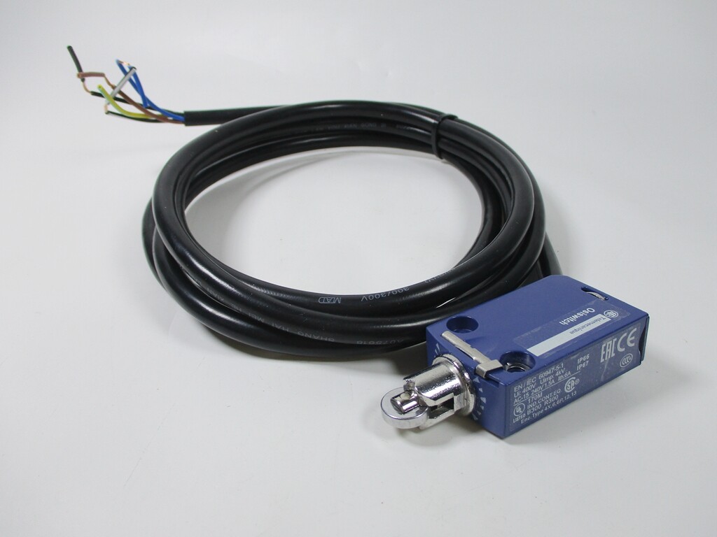 One XCMD2118L1 Travel Limit Switch New Fast Shipping