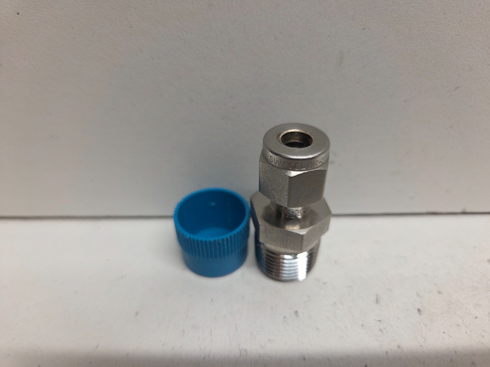 NEW NO BOX! SWAGELOK 1/4″ TUBE OD X 3/8″ MNPT STAINLESS CONNECTOR SS-400-1-6