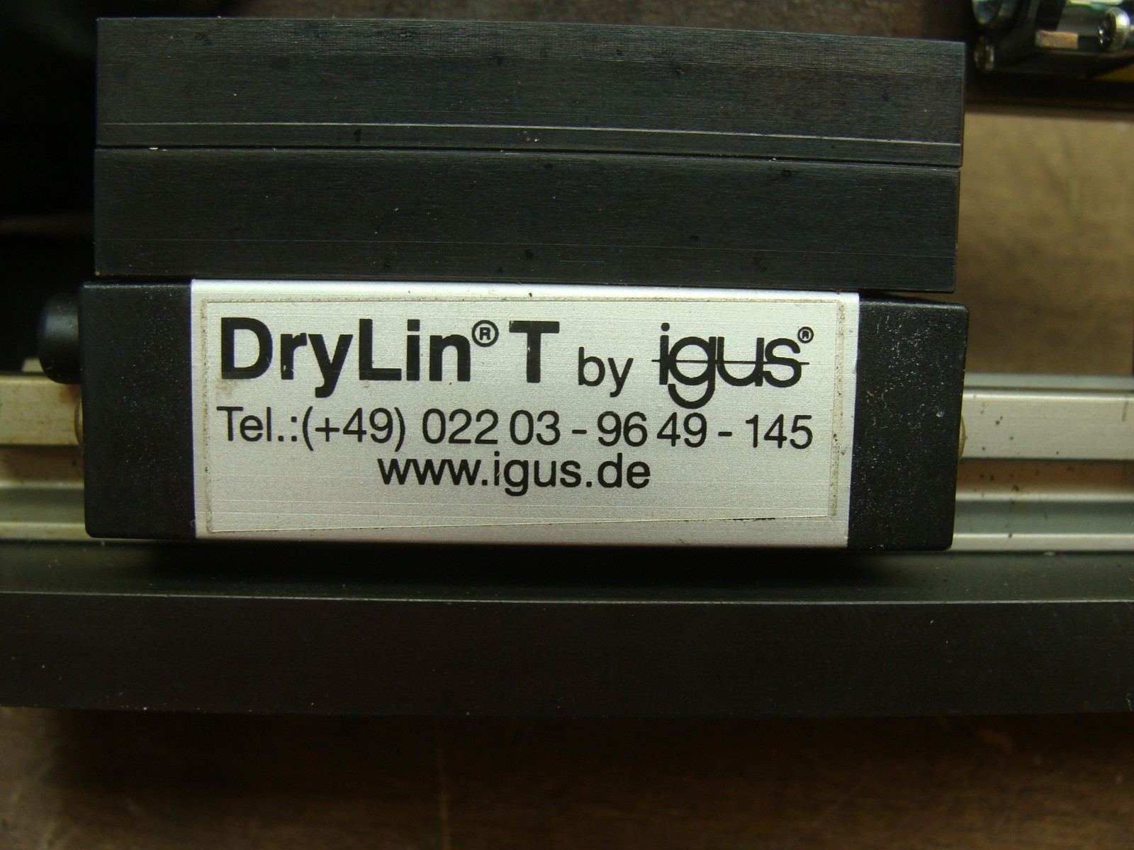 DRYLIN T BY IGUS LINEAR GUIDE BLOCK W/COGNEX BAR CODE READER 821-0025-3R