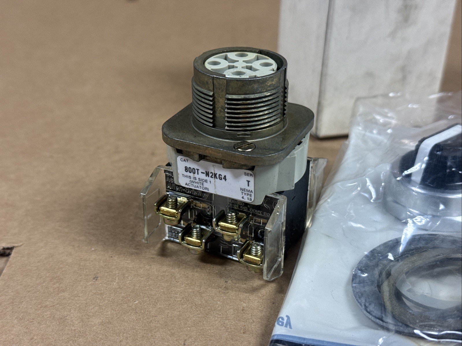 Allen Bradley 800T-N2KG4B /T Selector Switch 4-Position Maintained FAST SHIPPING