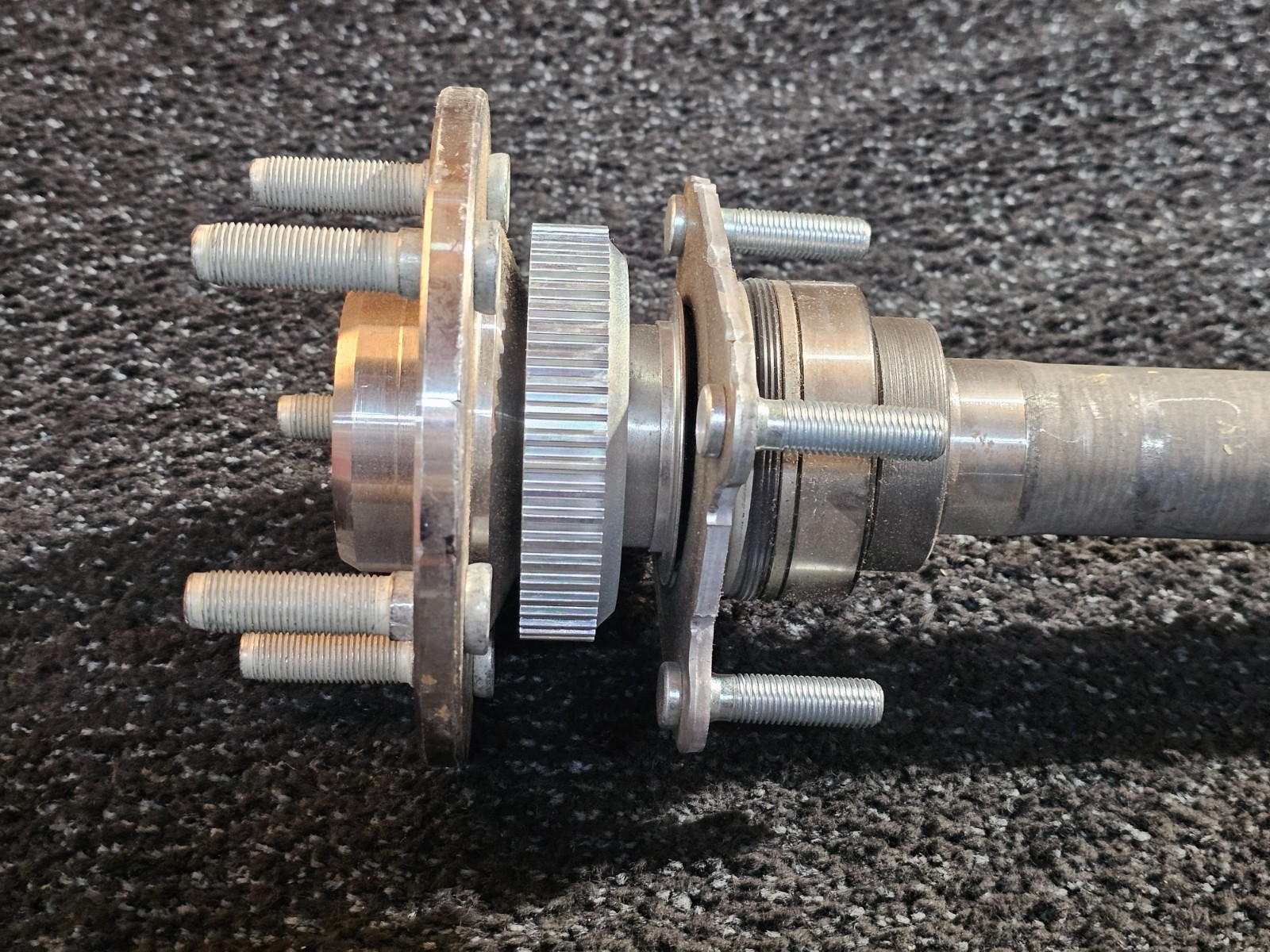 Rear Axle Shaft 10108925 – 5 Lug Hub Raised Center 4 Stud Axle Mount ABS Ring