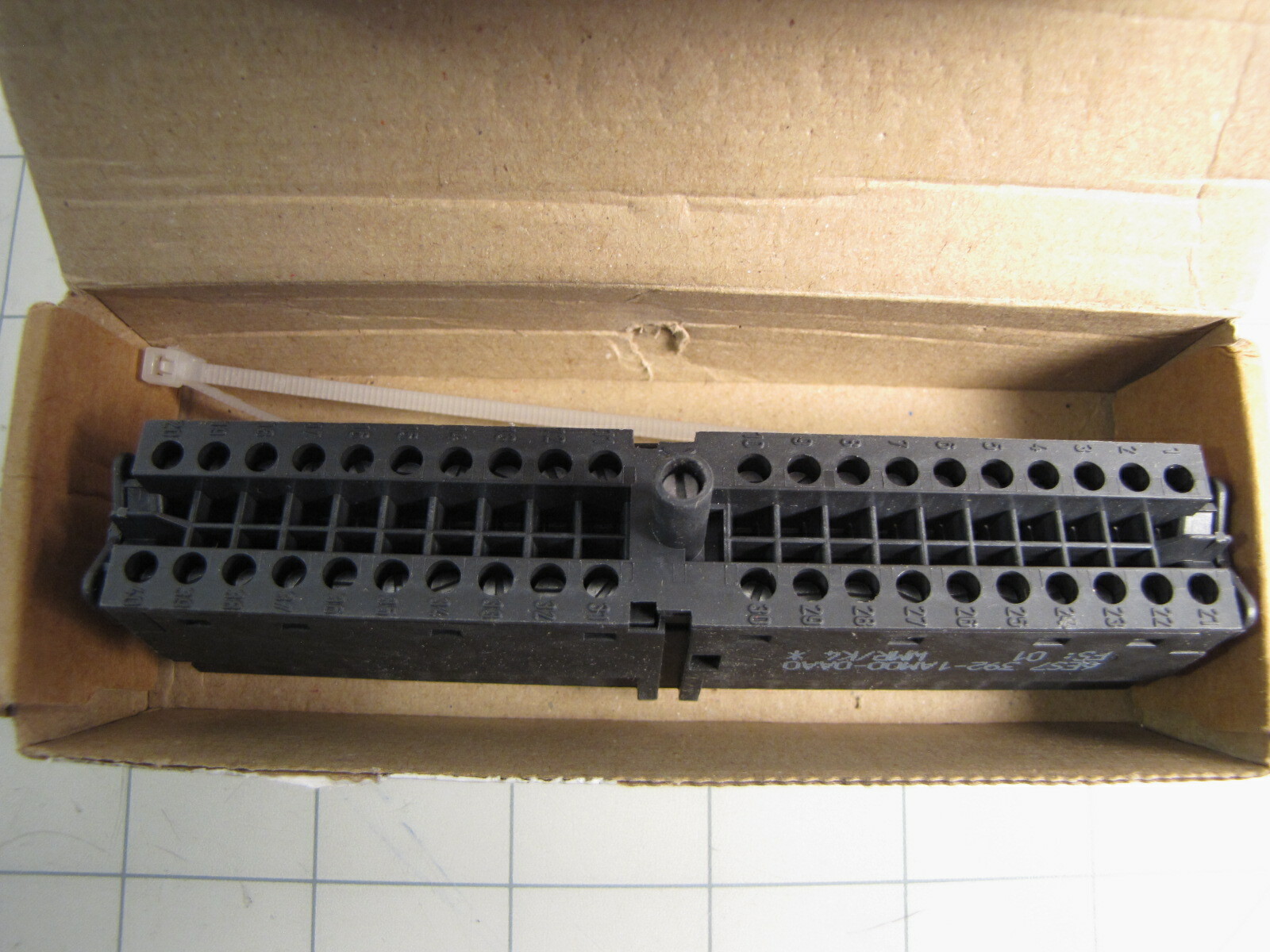 Siemens 6ES7 392-1AM00-0AA0 40-Pin Front Connector NEW