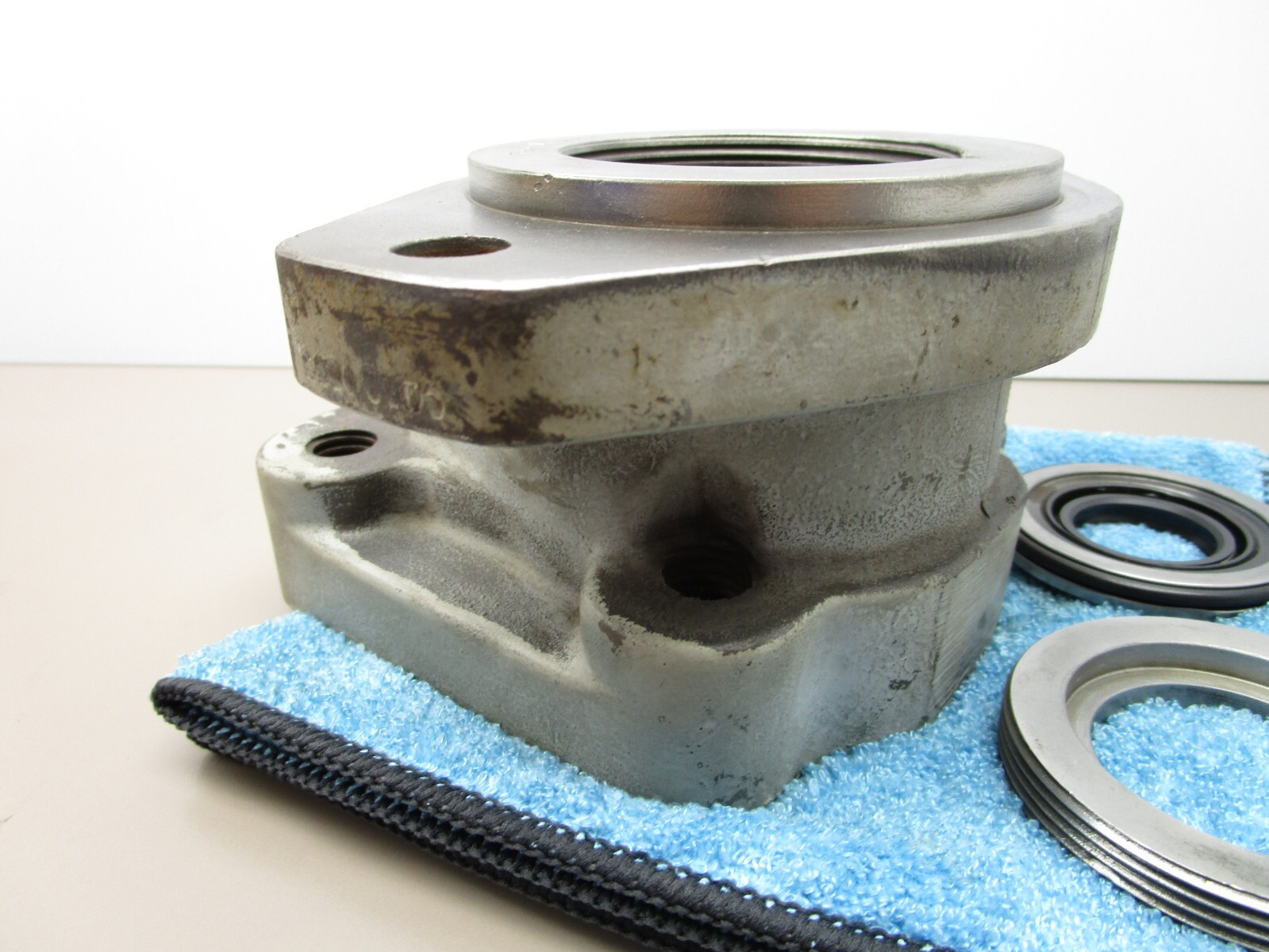 LYNCH Hydraulic Pump Tapered Bearing Front Cover Housing 2-Bolt Flange UA-1686-3