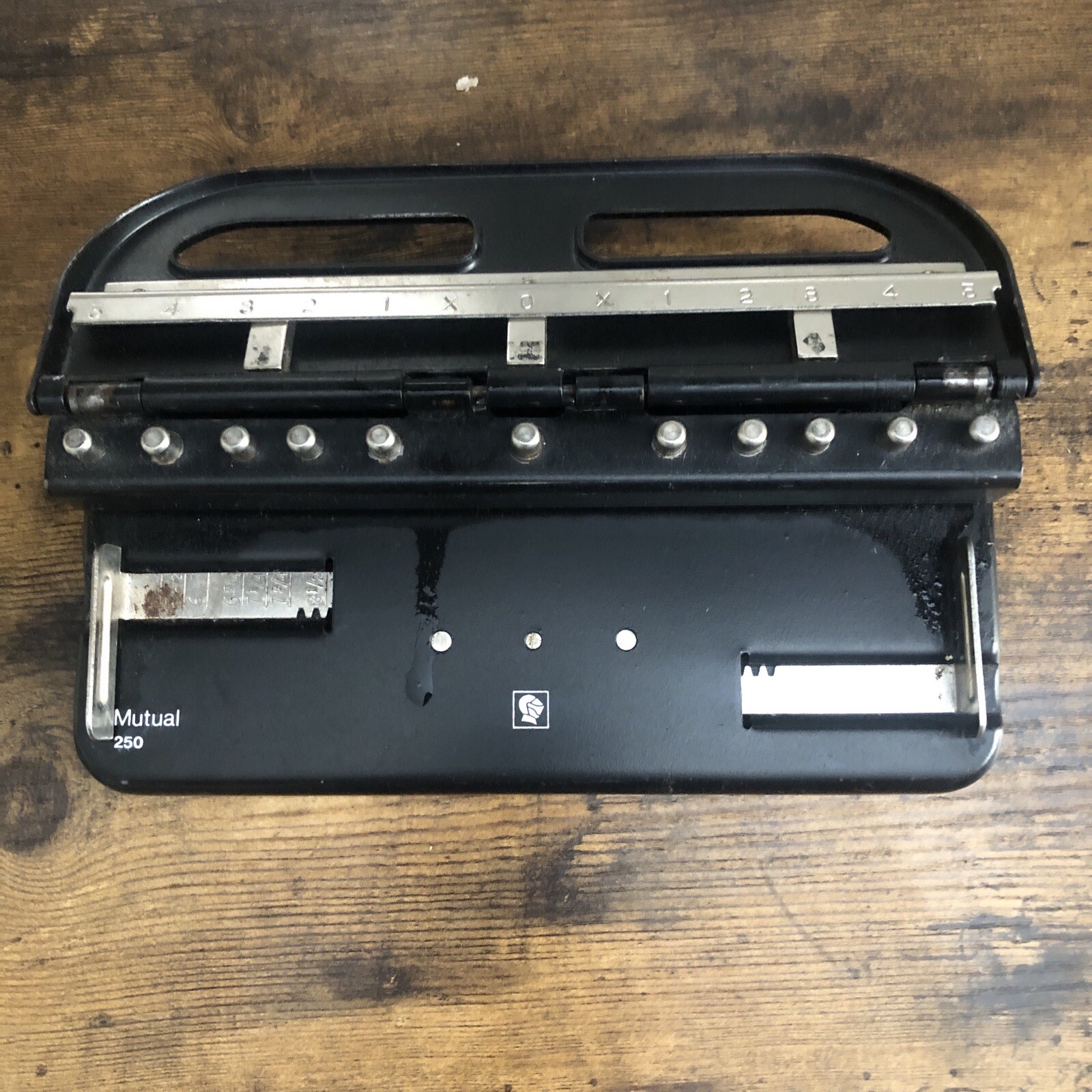 Mutual MUTUAL 250 Industrial 3-Hole Punch Adjustable