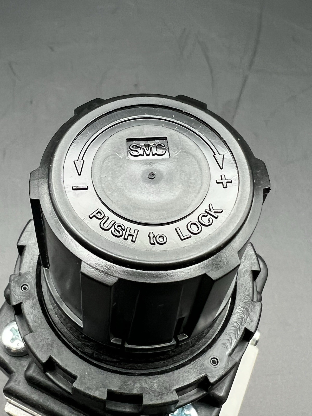 New-SMC AR40-N04-Z PNEUMATIC REGULATOR 7 VAC 125 PSI