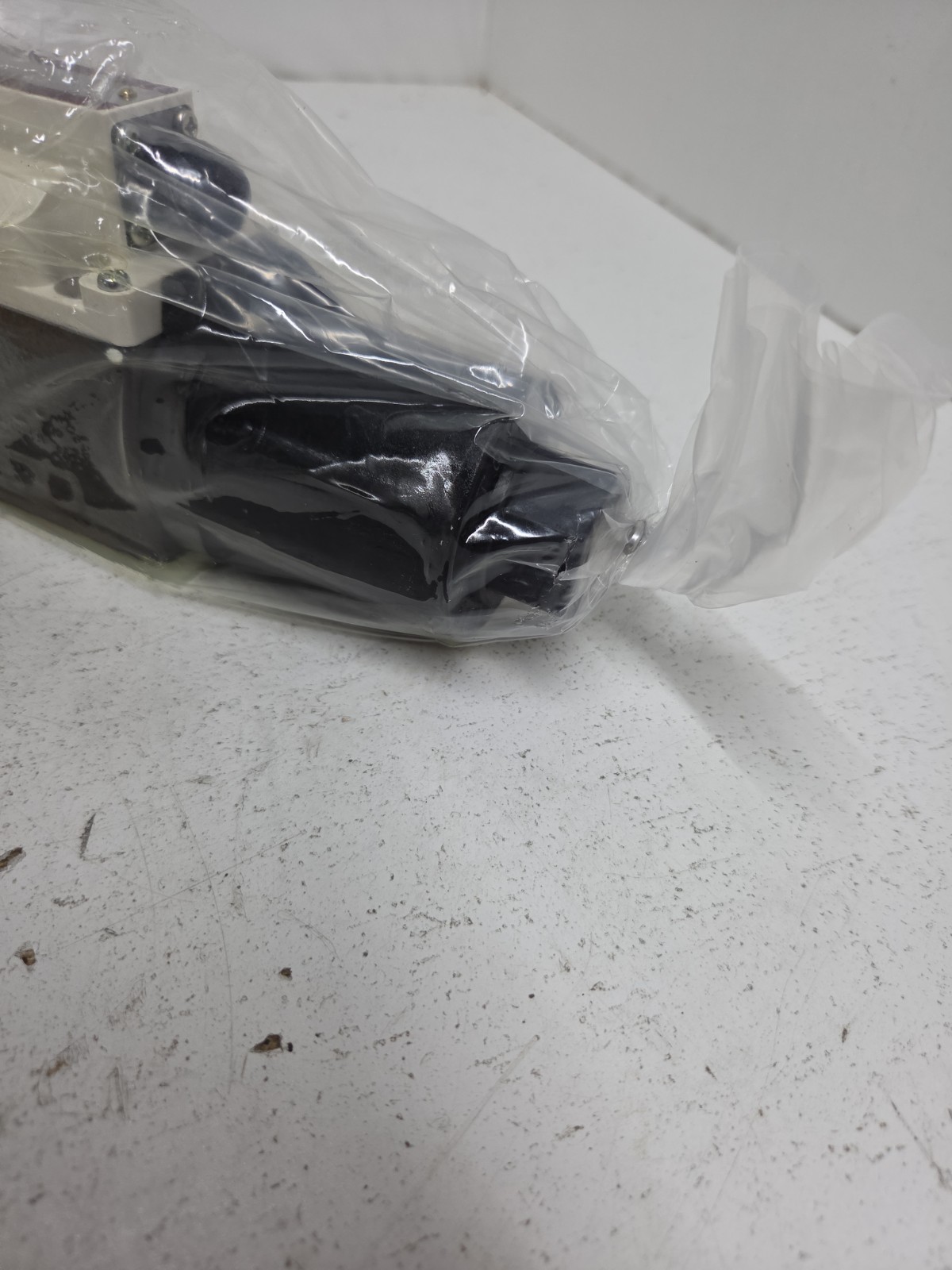 TOYOOKI HD1-3W-BG1A-025D-WYD2A Solenoid Valve **NOS**