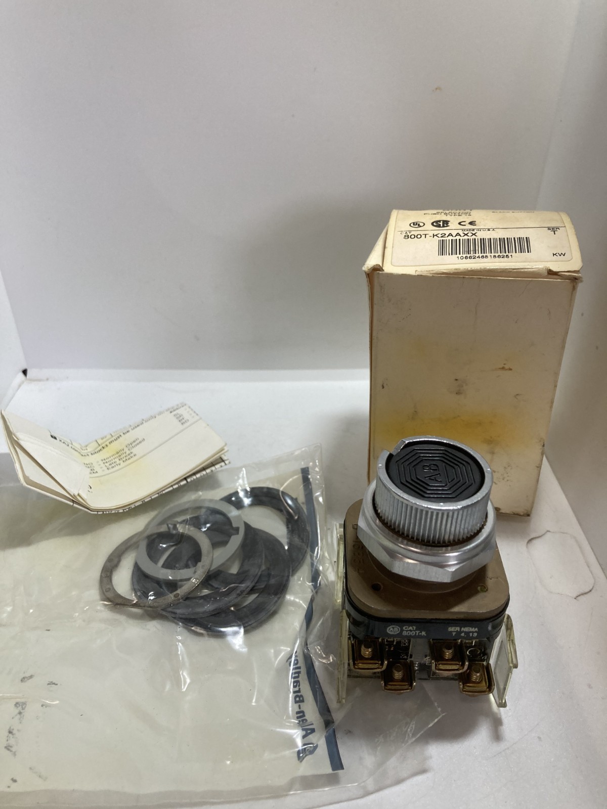 ALLEN BRADLEY 800T-K2AAXX SELECTOR PUSHBUTTON BLACK 2NO/2NC SER T NIB