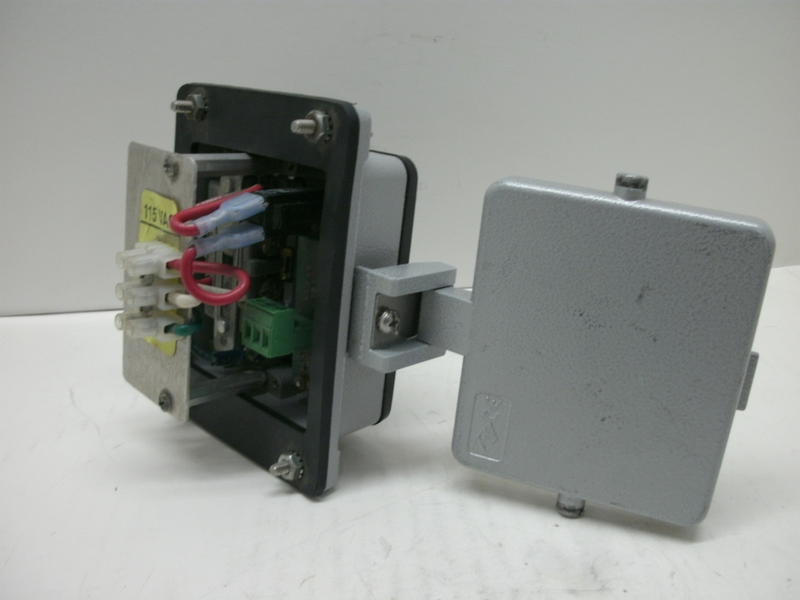 WECO PRODUCT 32D3-DH+ OUTDOOR DUAL RECEPTACLE + THE RIGHT CONNECTION 115 VAC