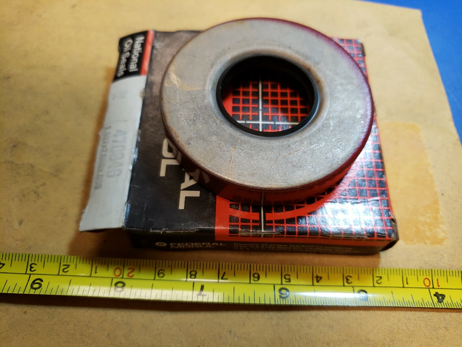 NOS National 470946 Oil Seal New In The Box F+S!