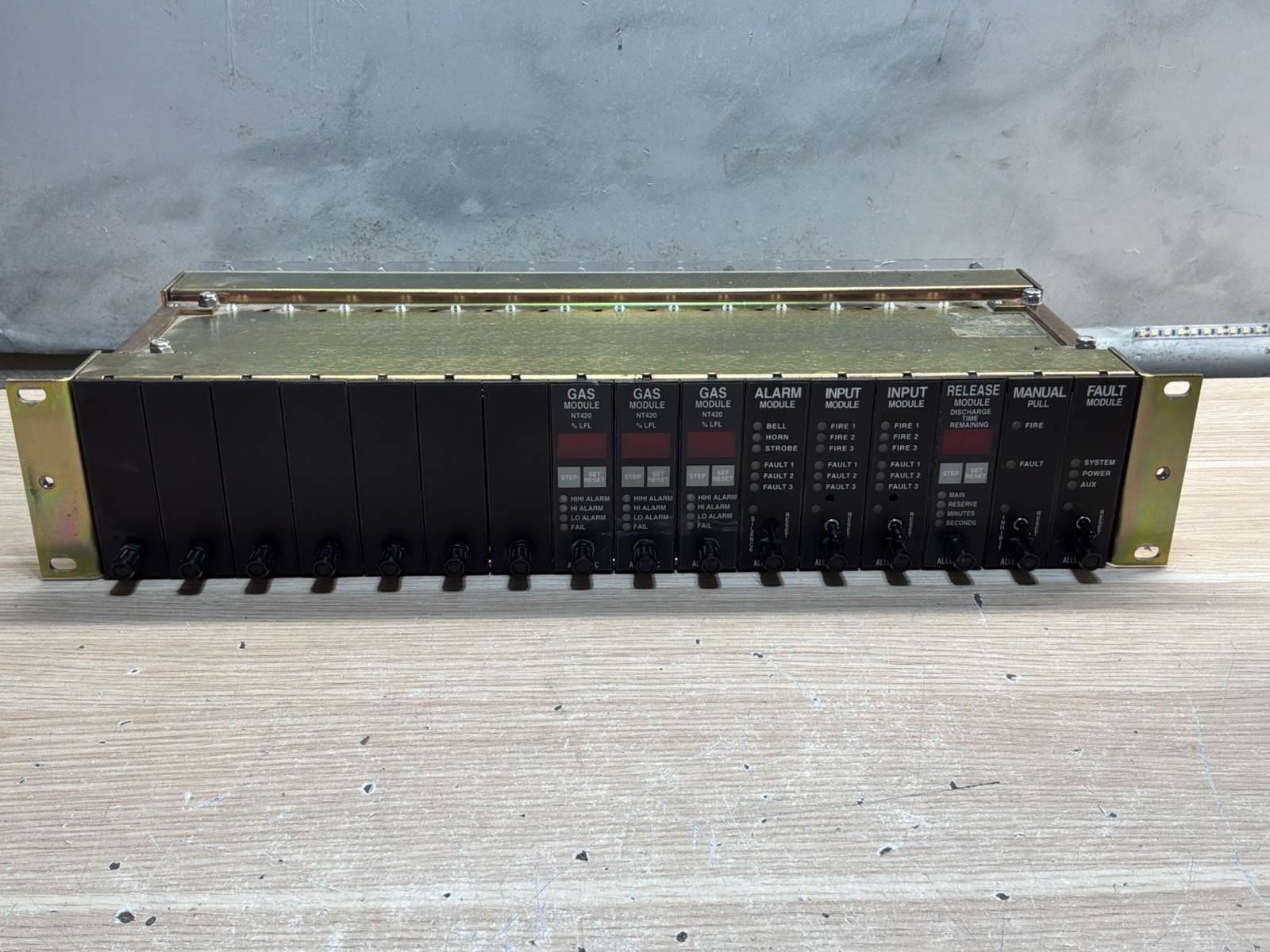 COMPLETE ALLESTEC 800-1690 16-SLOT FIRE ALARM CONTROL UNIT RACK/JUA3401