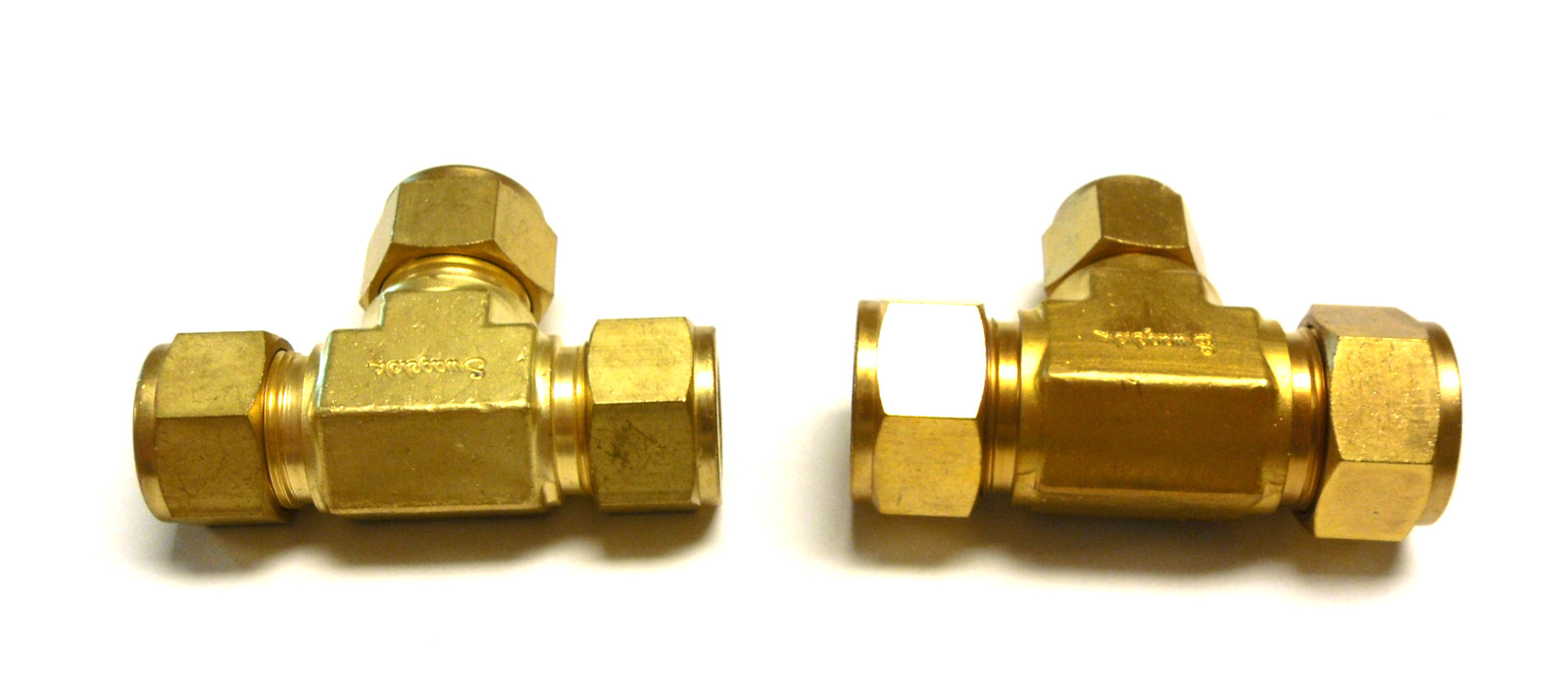 NEW LOT OF 2 SWAGELOK TEE UNION TWO DIFFERENT SIZES 1=5/8″ 1=3/4″ 1/2″ BRASS