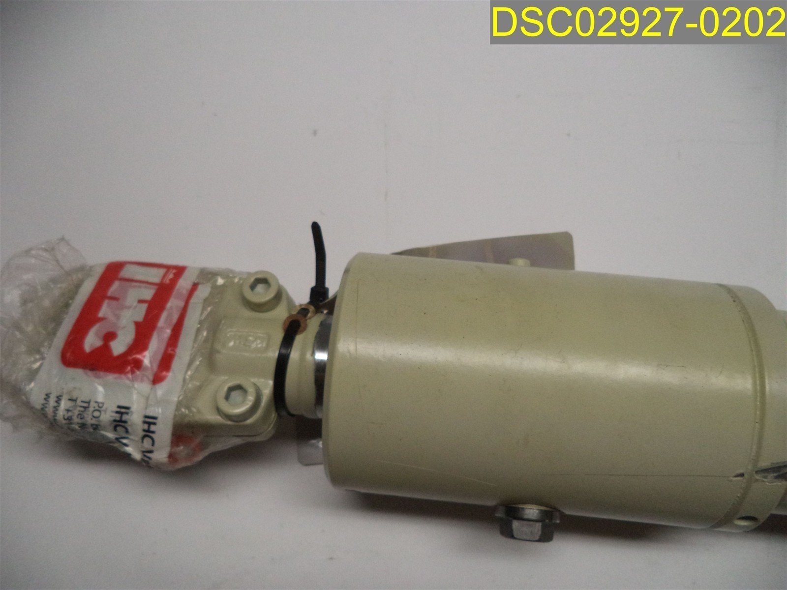 IHC Manual Vremac Cylinder 22 1/2″ Overall as shown, 1 1/2″ Dia. Eyes