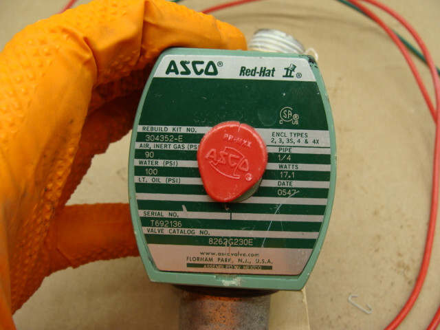 ASCO RED HAT SOLENOID VALVE 8262G230E 1/4″ NPT 17.1 WATTS 90PSI AIR/INERT GAS