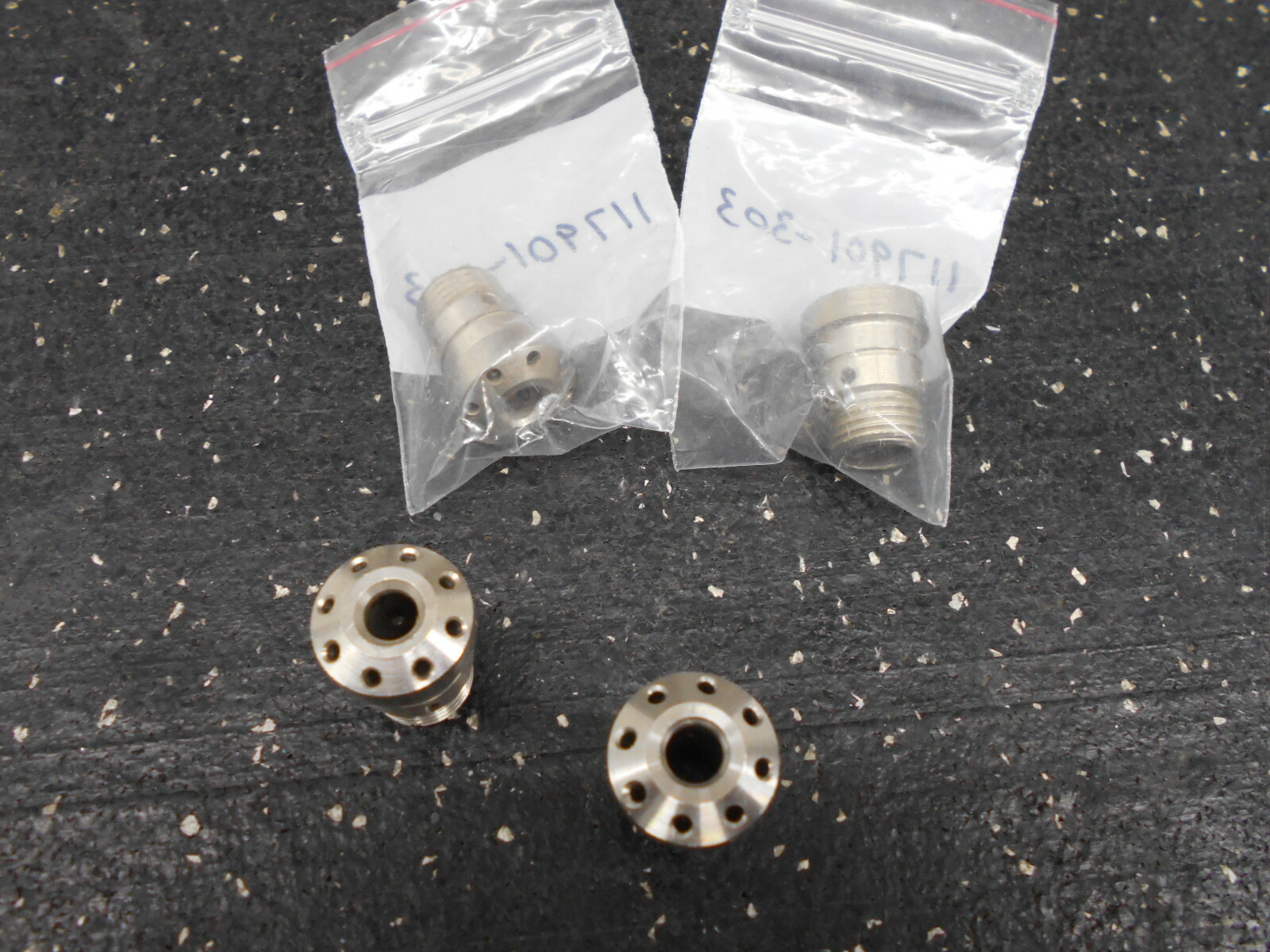 LOT OF 4 12 HOLE NOZZLE HEADS 901-303 (117901-303) 316L 1/4″ NPT