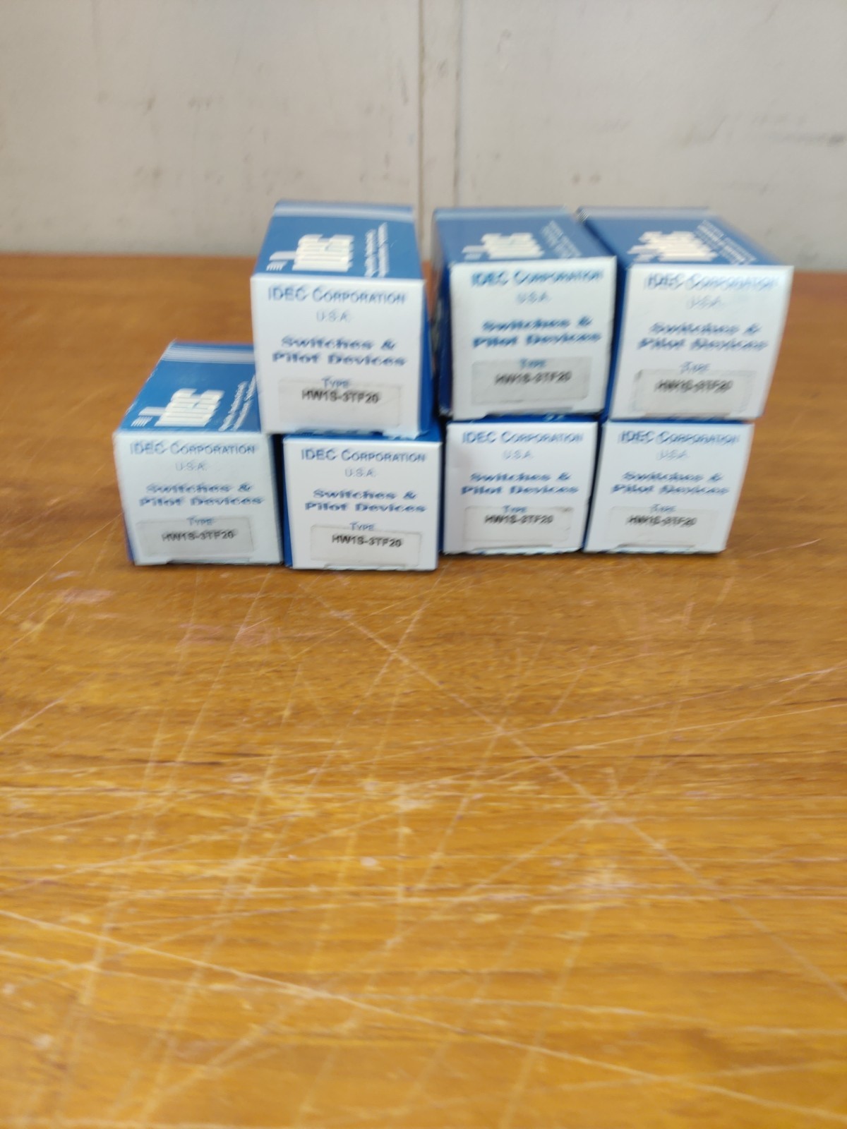 IDEC HW1S-3TF20 SELECTOR SWITCH 3POS DPST 10A 110V. Japan. LOT of 7. NIB.
