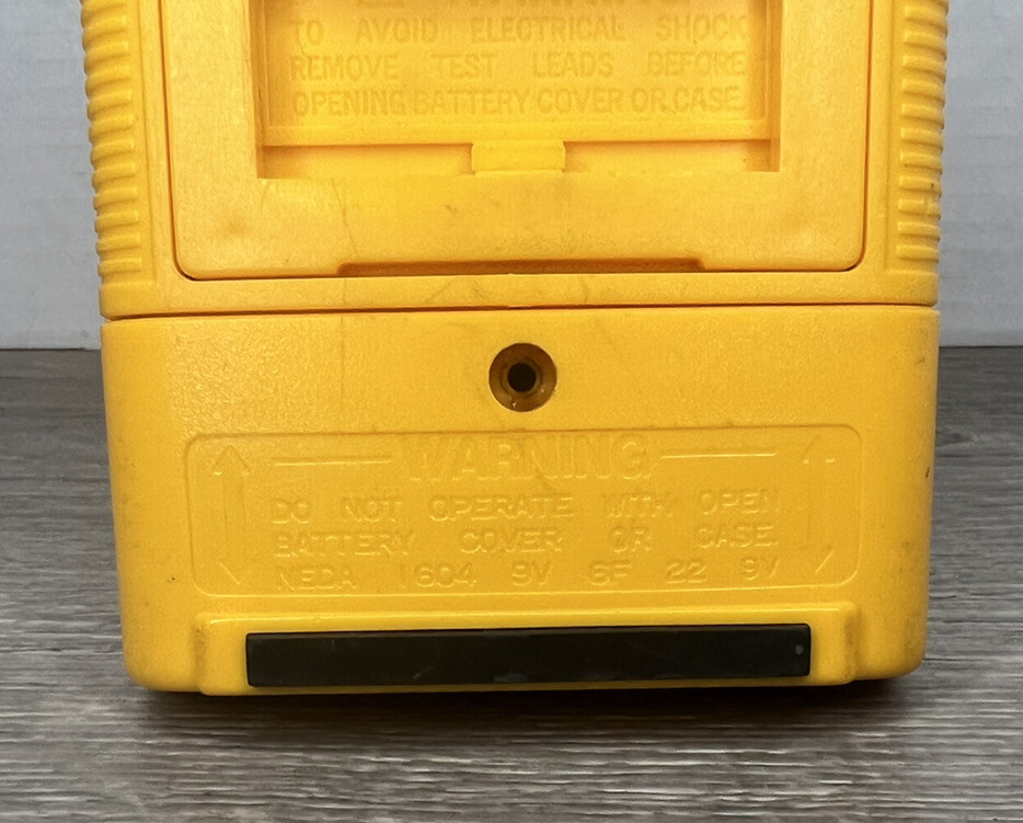 Omega HHM57A Digital Multimeter Thermometer With Case Working