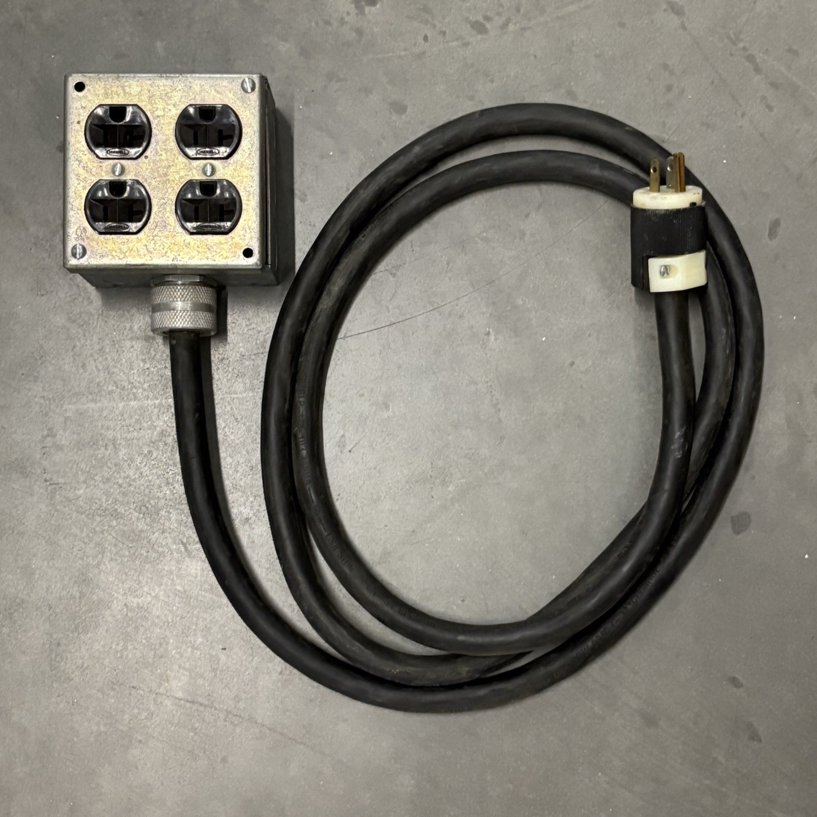 Hubbell 4 Gang Outlet Outdoor Industrial Use Box