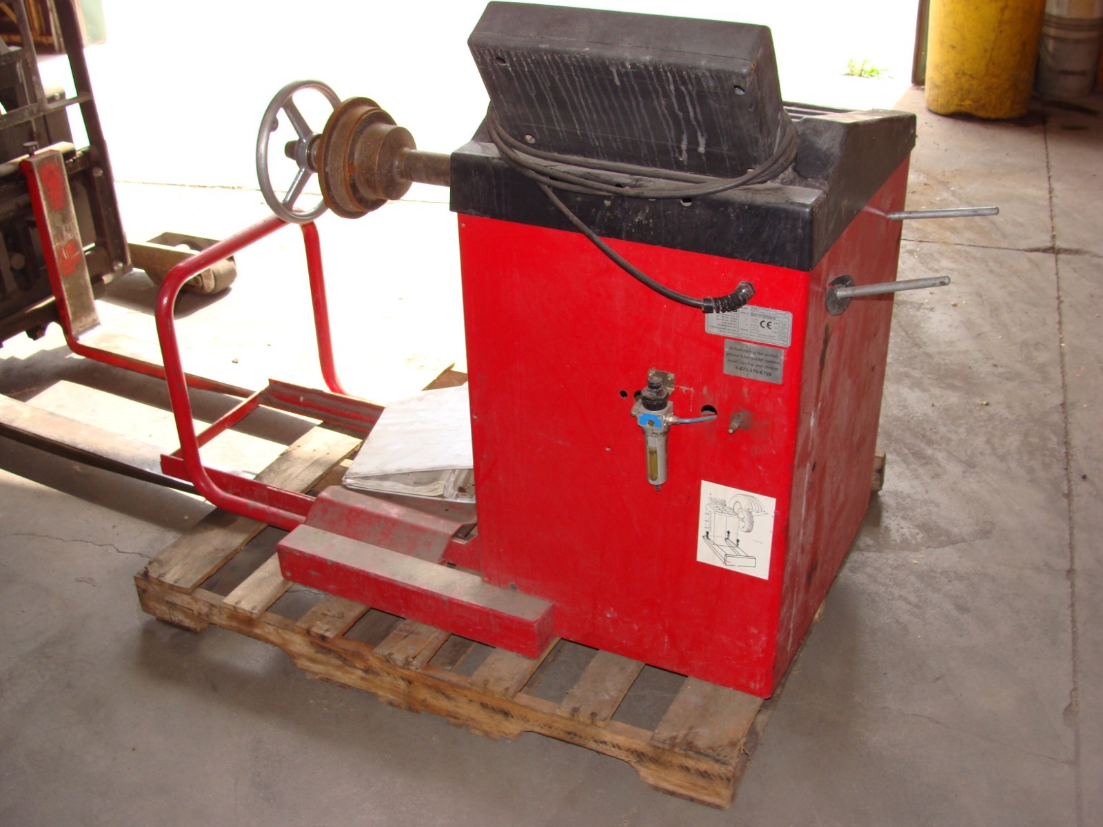 CEMB C211 AUTOMATIC WHEEL BALANCER FOR CARS & HEAVY VEHICLES LIKE BUSES & TRUCKS