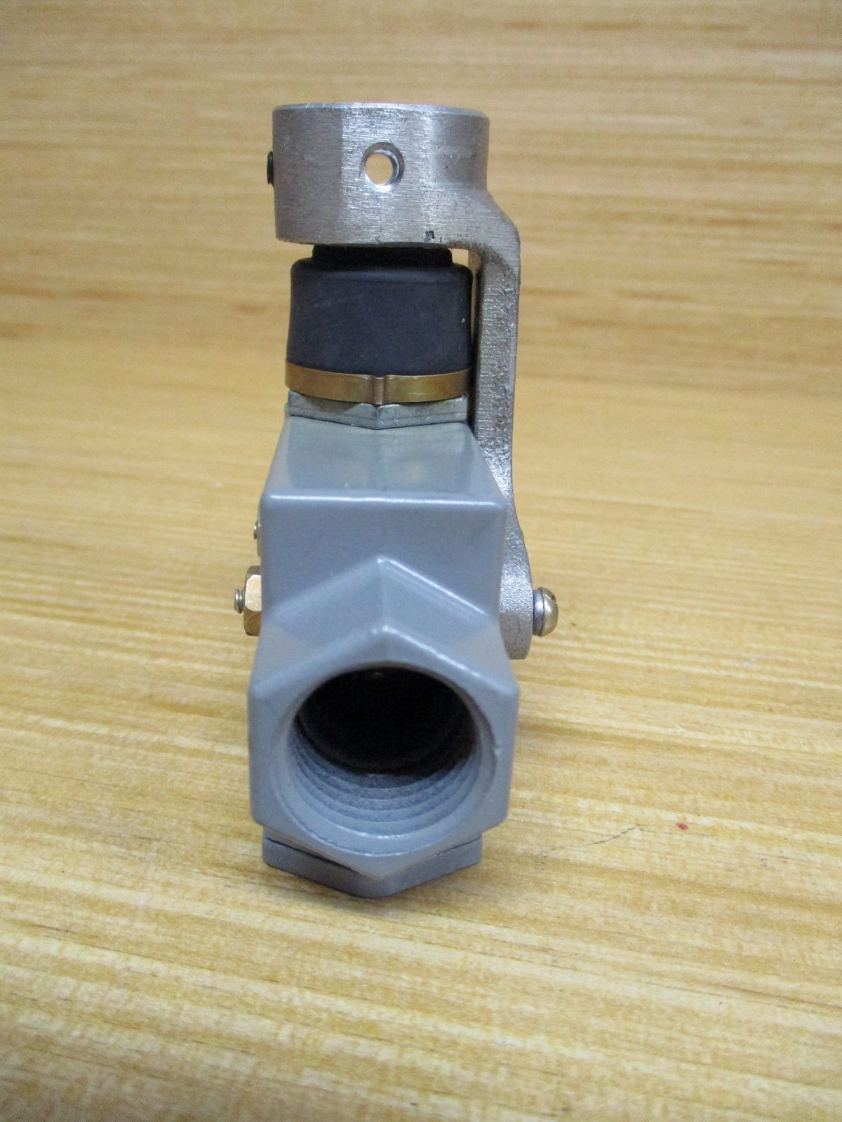 Micro Switch BZE6-2RN Limit Switch BZE62RN W/ Collar Bracket