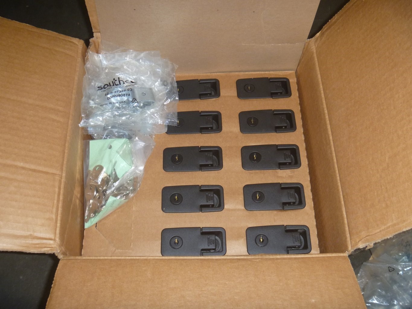 Case of 40 NEW Southco 62-42-251-2 Locking Compression Latch Flush, Black
