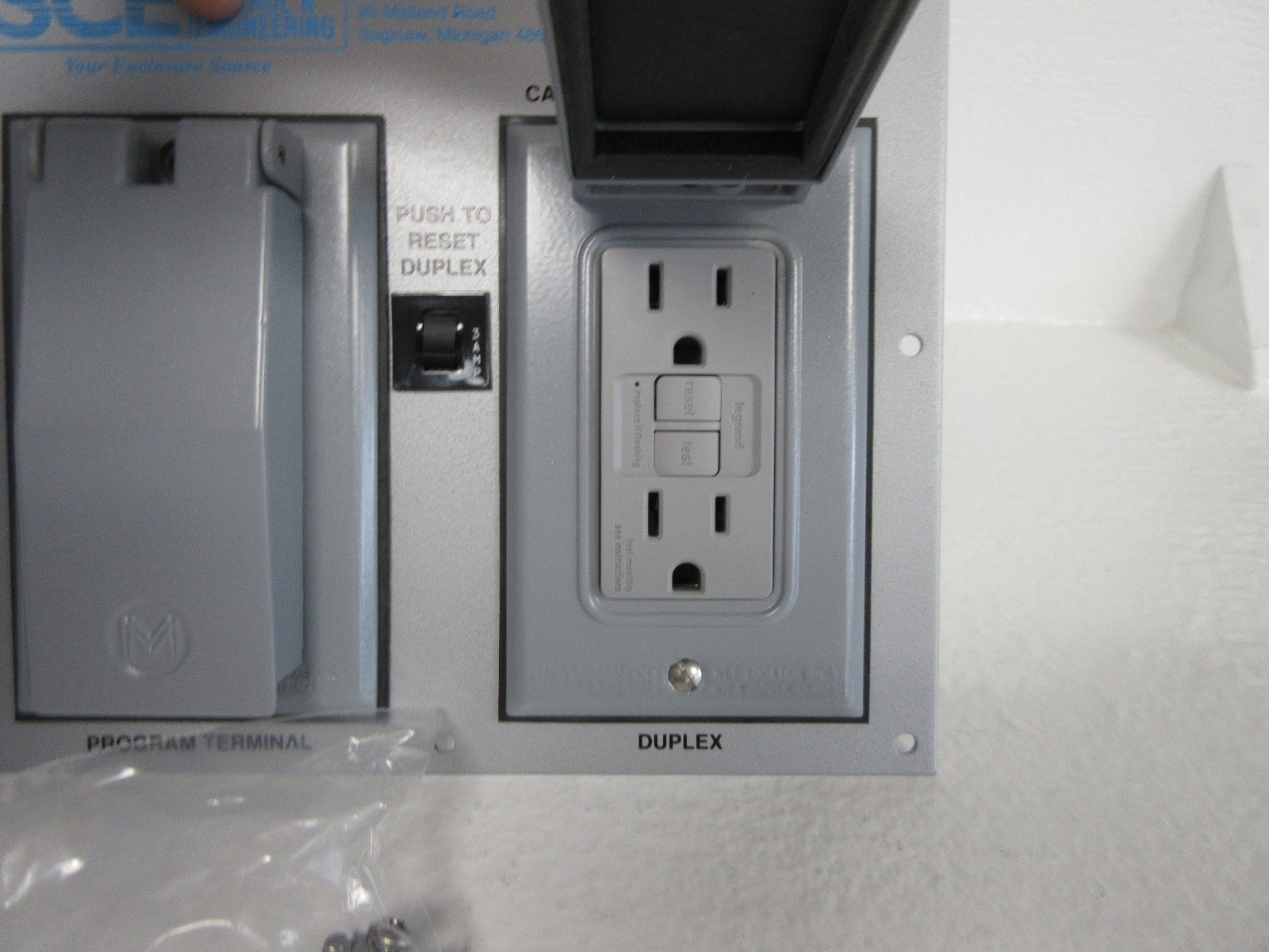 WECO CRBG3-EN-10 NEW TYPE 12 PROGRAM TERMINAL / DUPLEX OUTLET CRBG3EN10