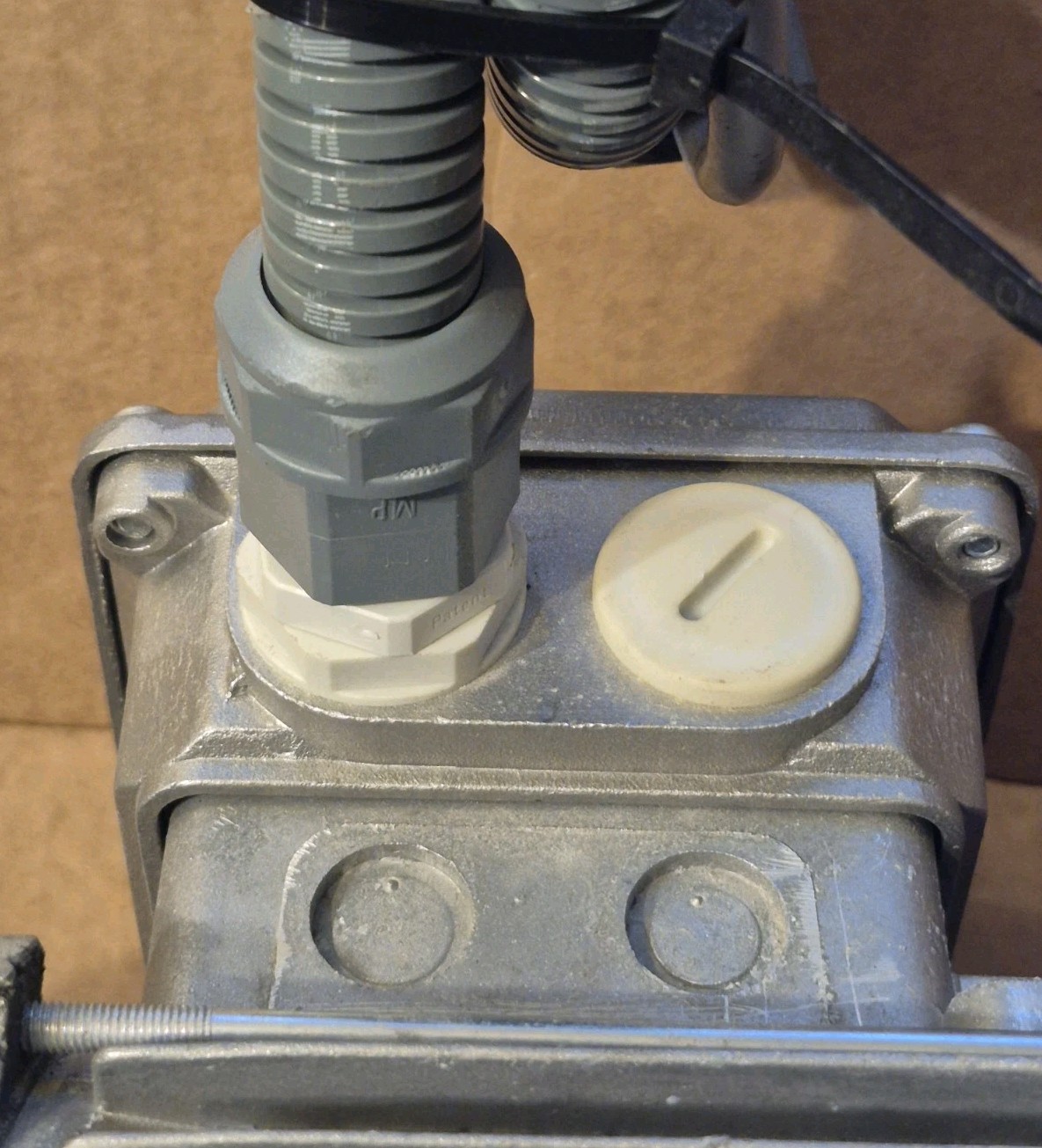 CSM MOTORI M90S6 .75/.90 3PH 230/400-275/480V 3.6/2.1A 920-1120 RPM 50/60HZ.used