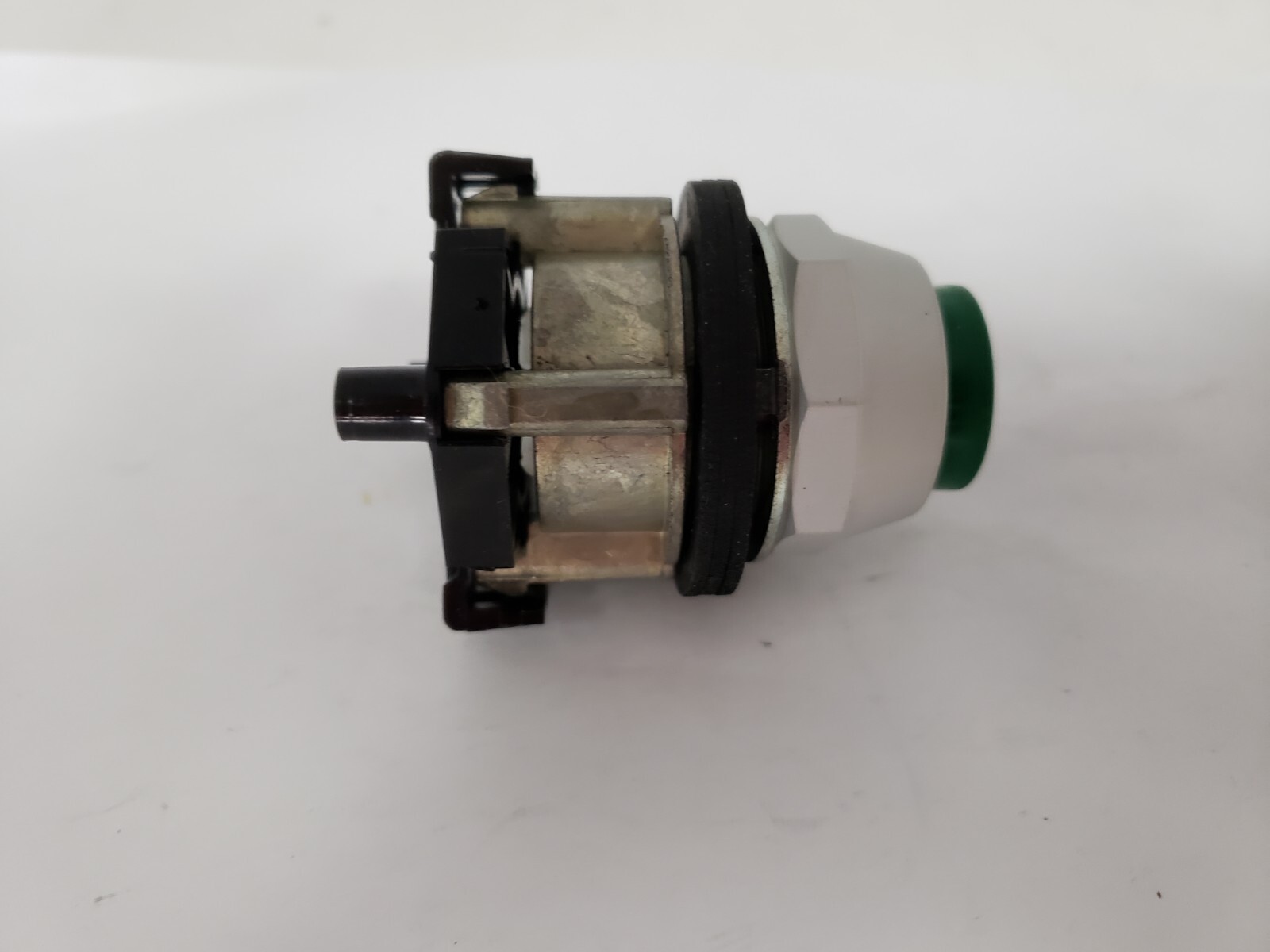 CUTLER HAMMER HT7ABG PUSHBUTTON OPERATOR EXTENDED GREEN MOMENTARY NNB