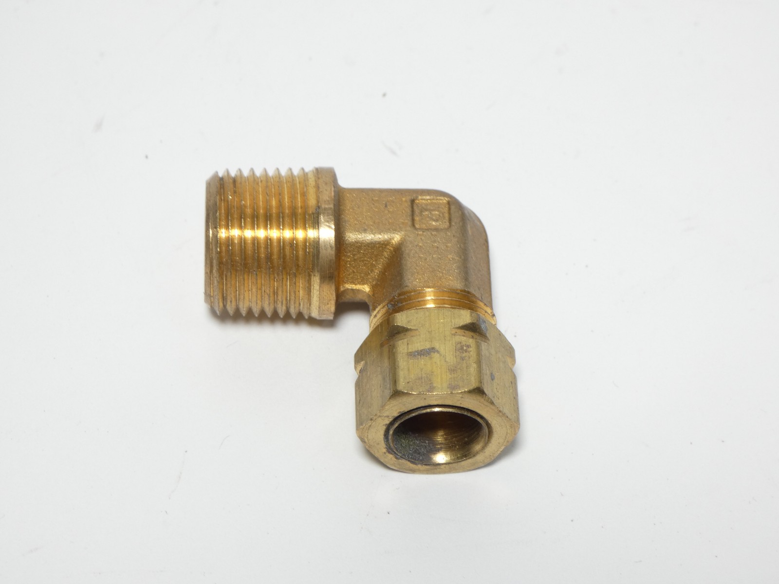 *Lot of 28* Parker Compression Brass Fitting 3/8″ Tube 90° Male Elbow