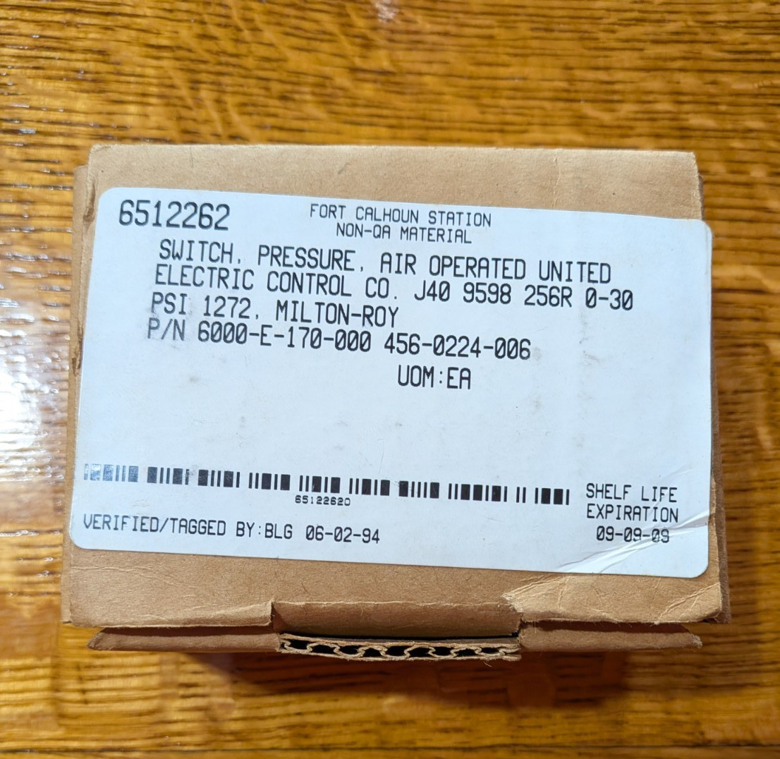 United Electric J40 9598 Pressure Switch – New in Box!