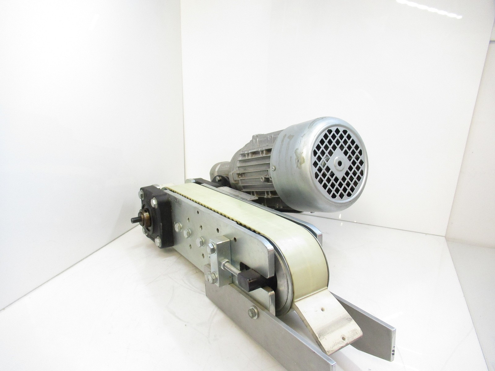 Cleated 16″ Conveyor W/ CSM H71A4 Gearmotor, 1380RPM