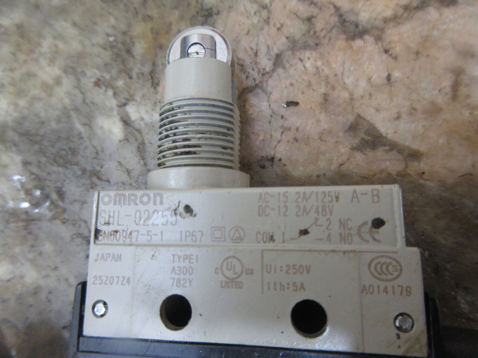 OMRON SAFETY LIMIT SWITCH SHL-02255 EN60947-5-1 LOT OF 4 PIECES