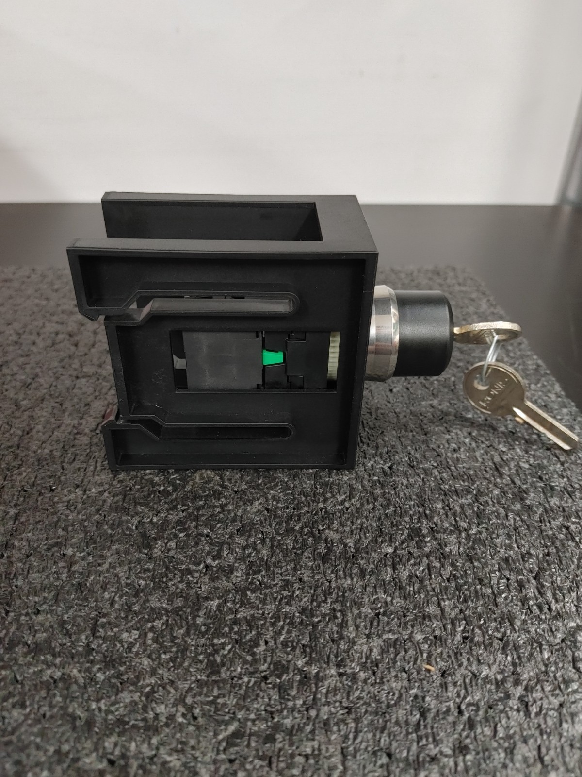 SIEMENS Key On Off Switch with 3SU1400-1AA10-1CA0 Contact Module