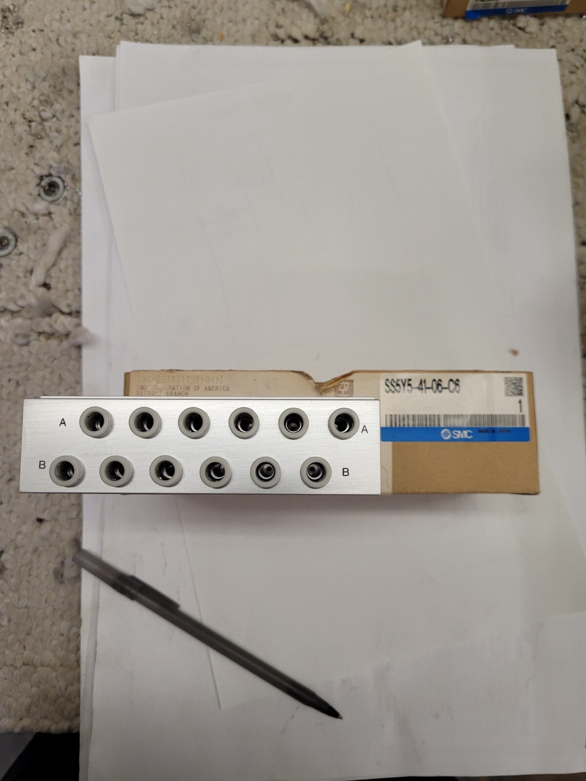 NEW SMC SS5Y5-41-06-C6 SIX STATION MANIFOLD (6mm TUBING)