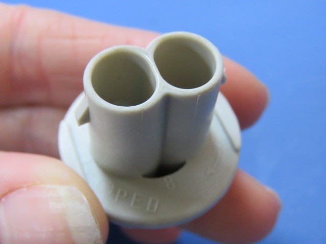 Delphi 12110053 Qty of 50 per Lot 2 Way Light Gray Lamp Socket Wedge Sealed Fem