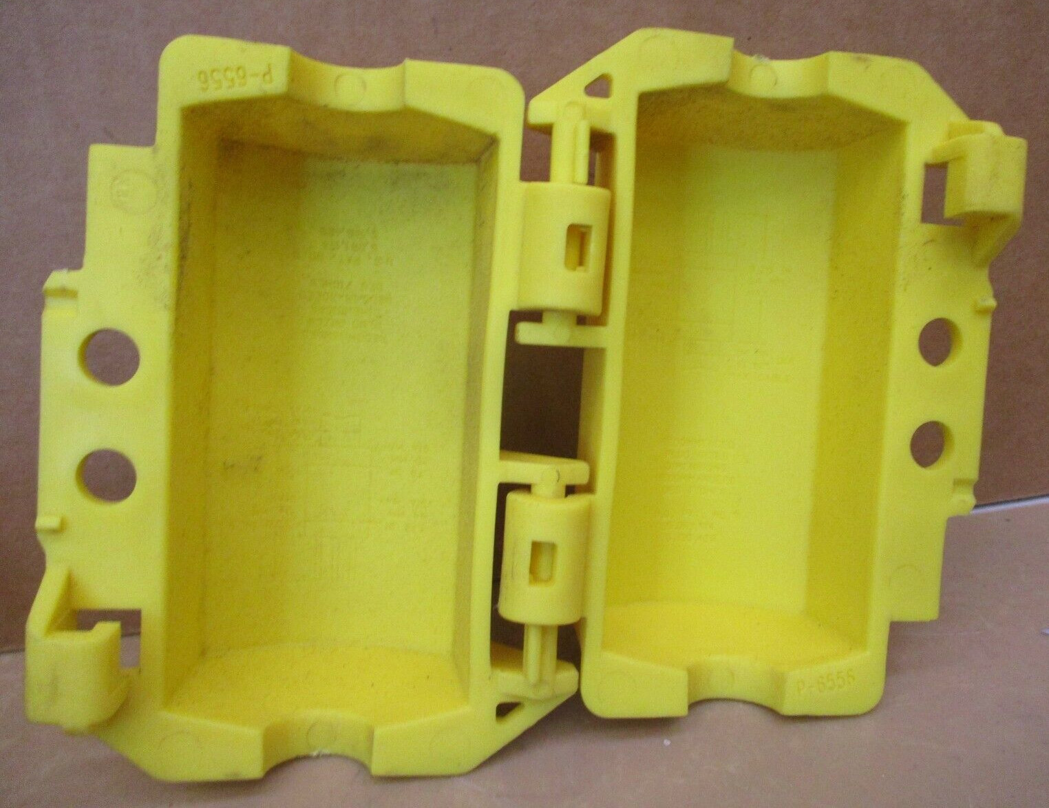 Hubbell HLDMP Lockout Device High Visibility Yellow Plugout Lot of 2 Pcs 1384OMF