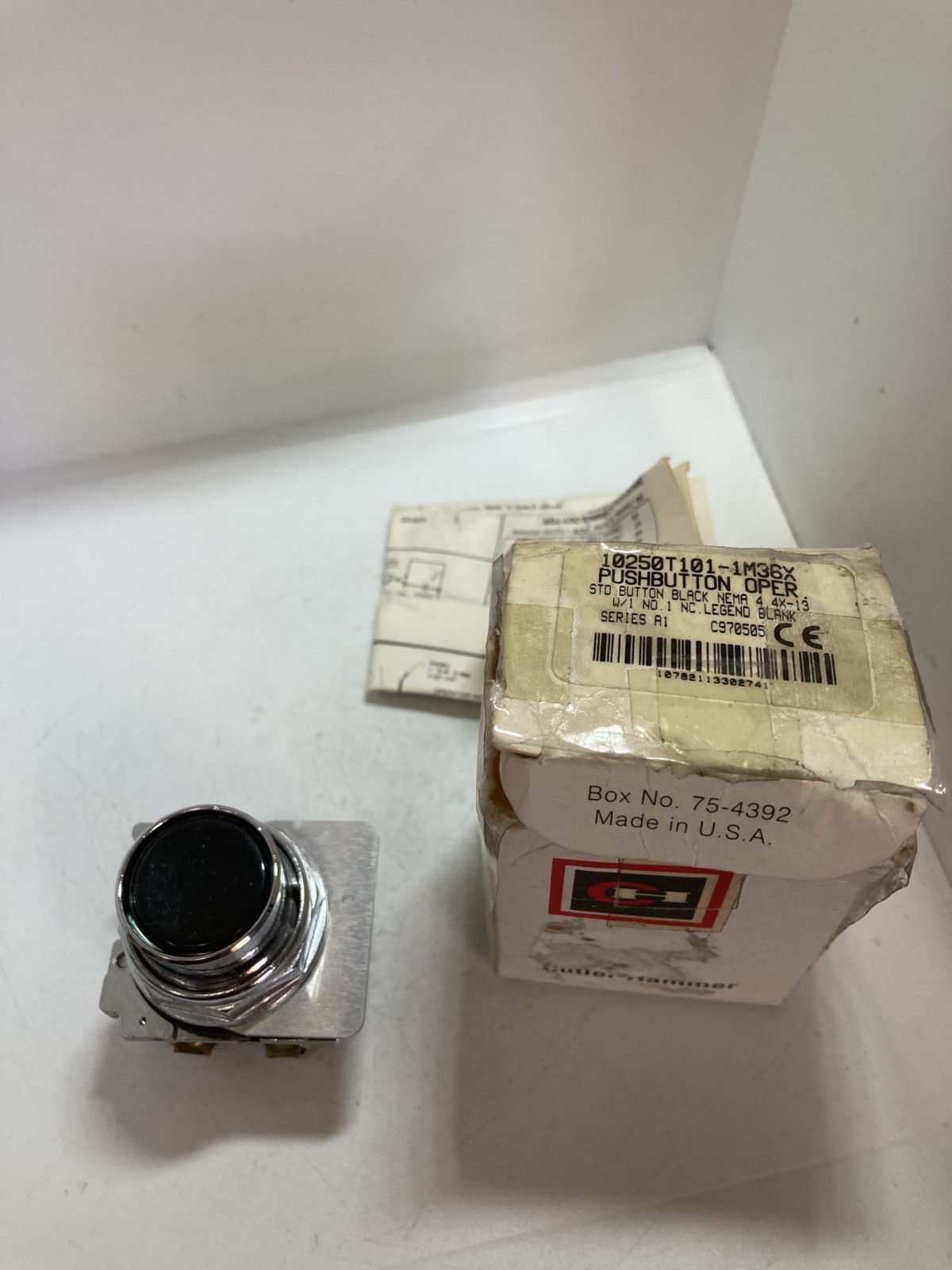 CUTLER HAMMER 10250T101-1M36X PUSHBUTTON OPERATOR BLACK 1NO/1NC LEGEND BLANK NIB