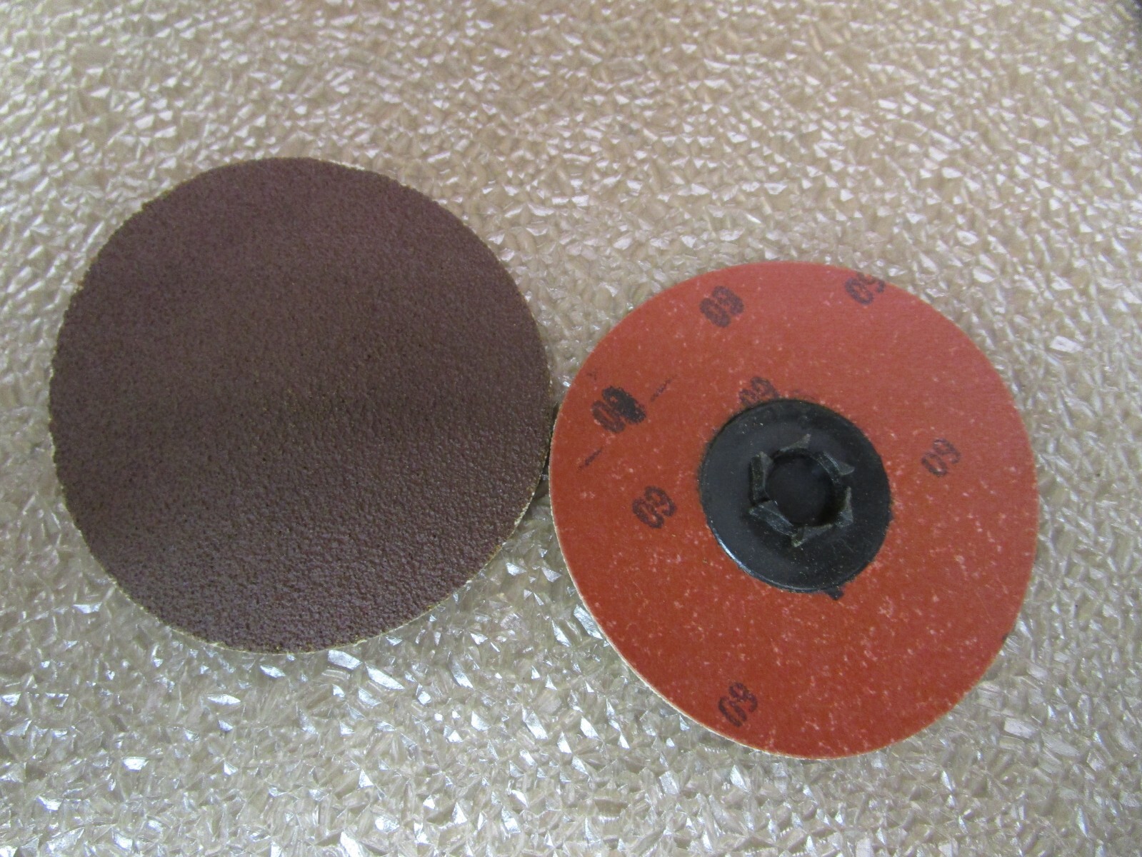 New Open Box Merit Abrasives 61059 3″ Dia. Lot of 50 Pieces Grit 60 51833DN