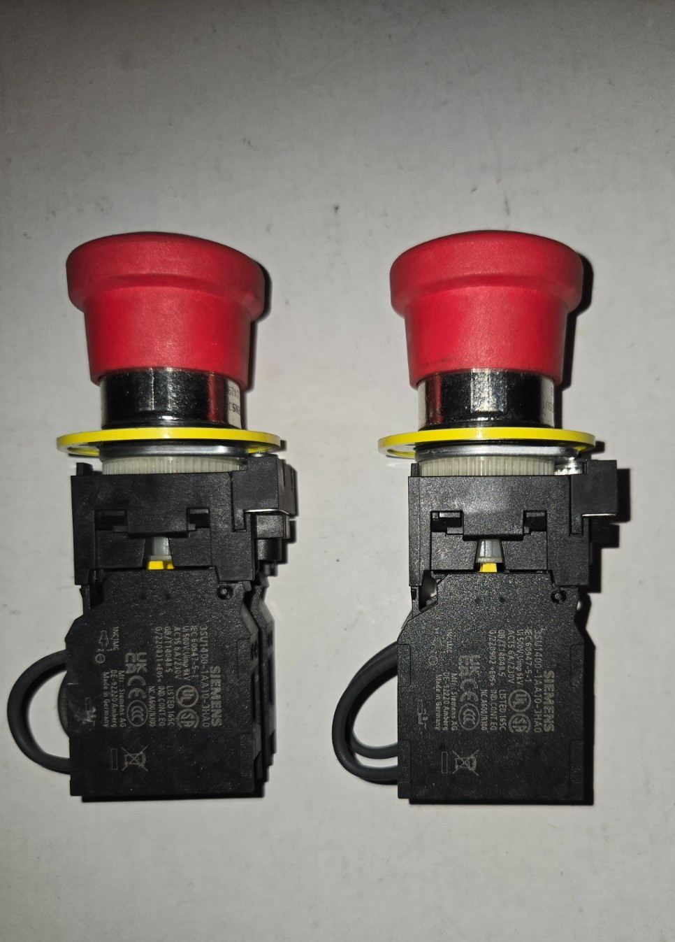 Siemens 3SU1 G/220429 Emergency Push Button Switch w/ 3SU1400-1AA10-3HA0