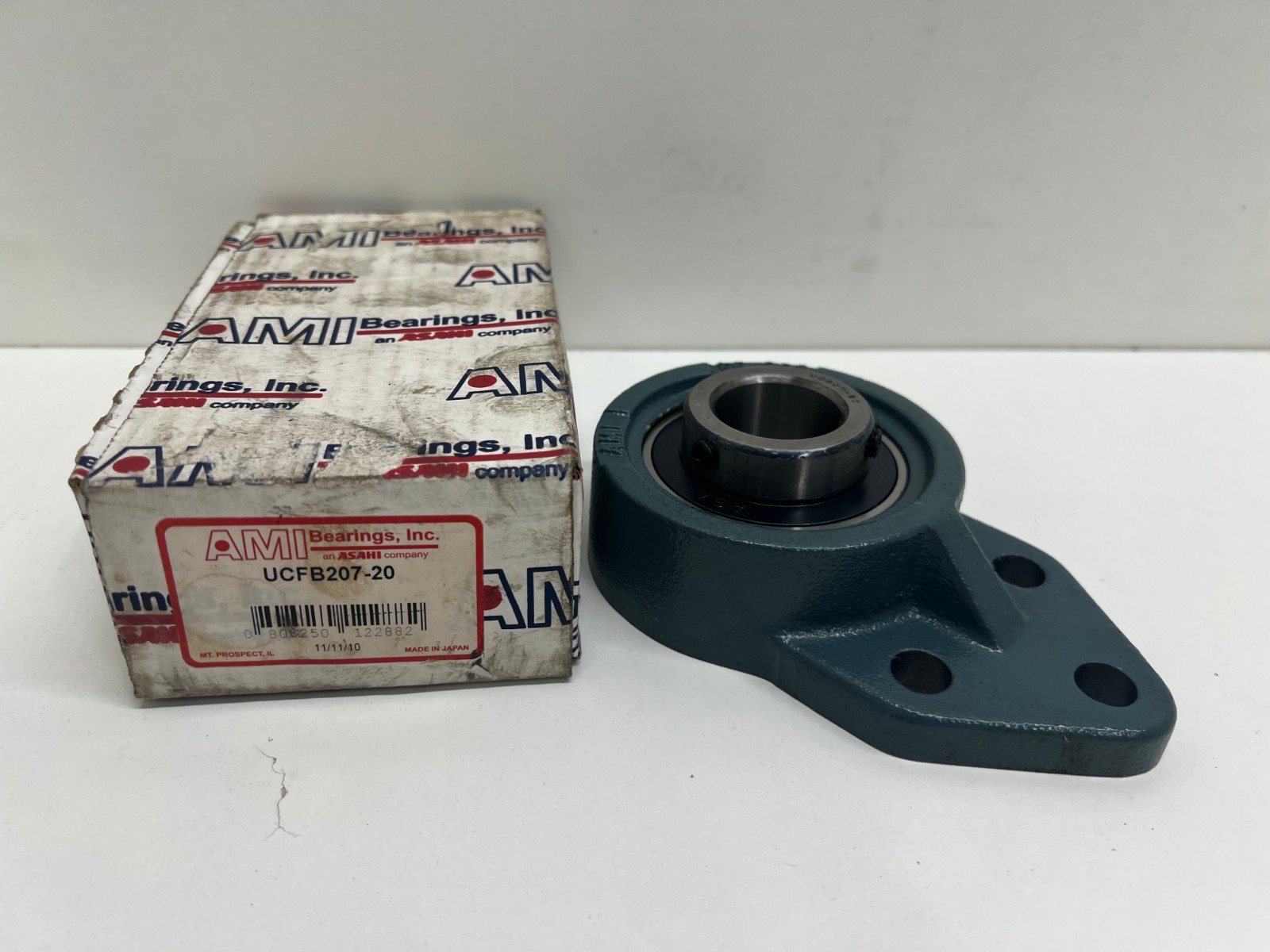 NEW IN BOX! AMI 3-BOLT FLANGE BLOCK BEARING UCFB207-20