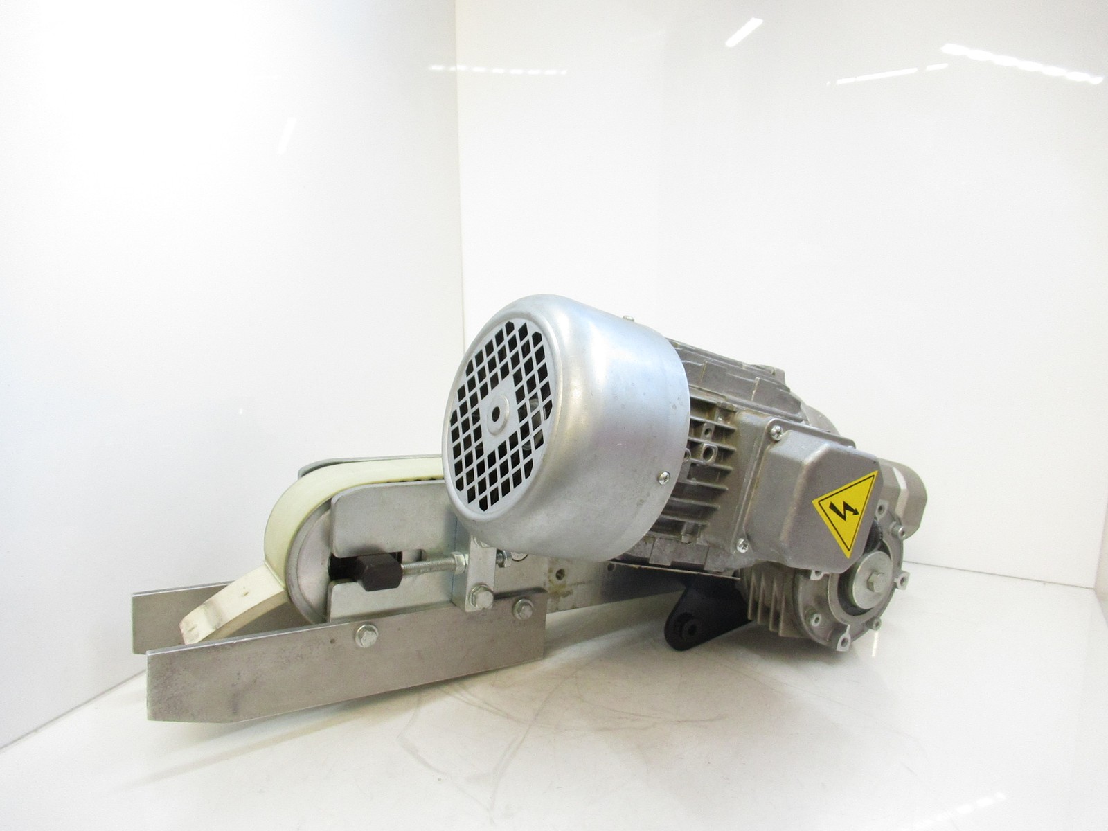 Cleated 16″ Conveyor W/ CSM H71A4 Gearmotor, 1380RPM