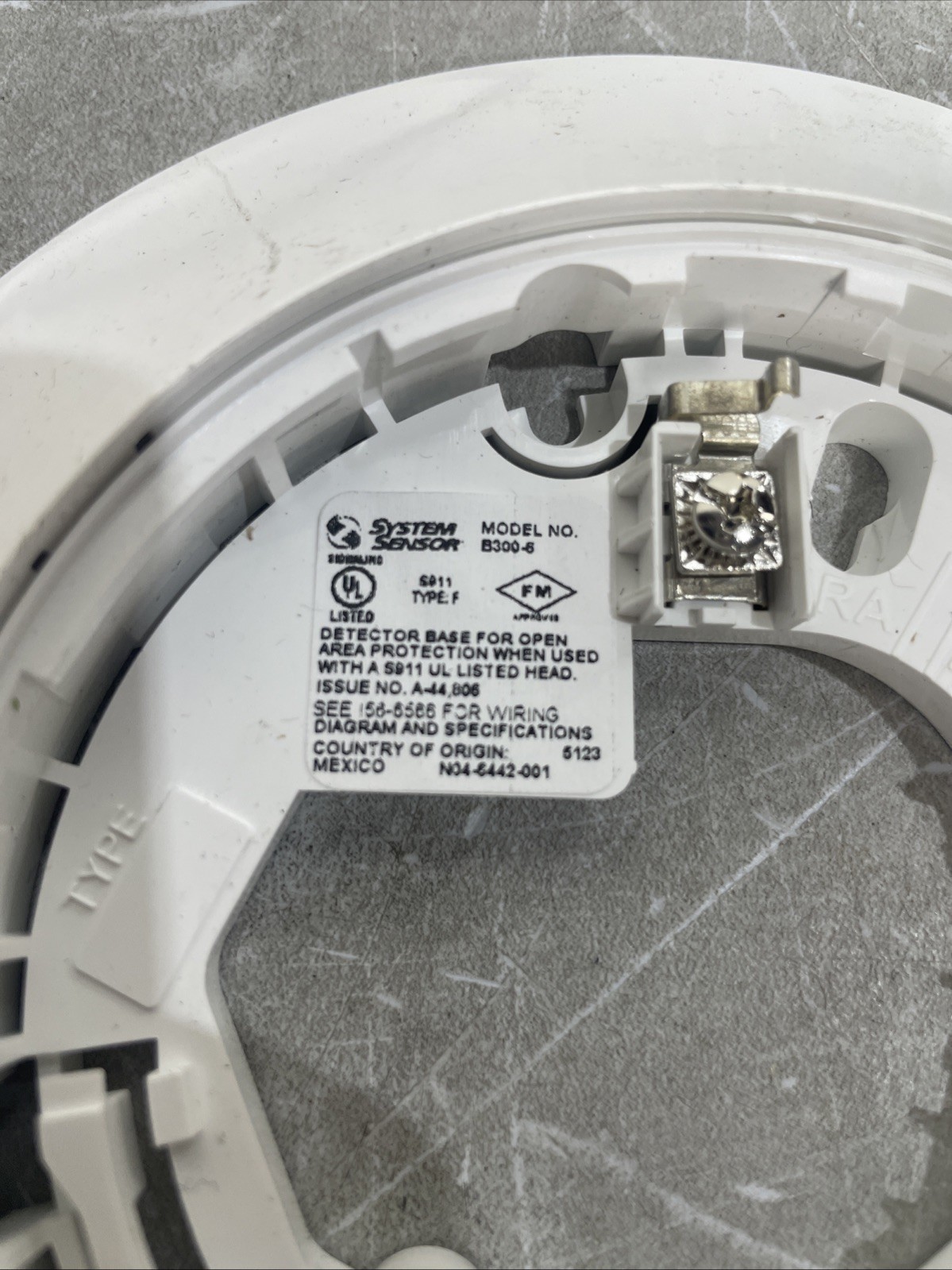 System Sensor B300-6-BP, Bulk Pack, 10 Pieces, White, 6-inch Flanged Base, New