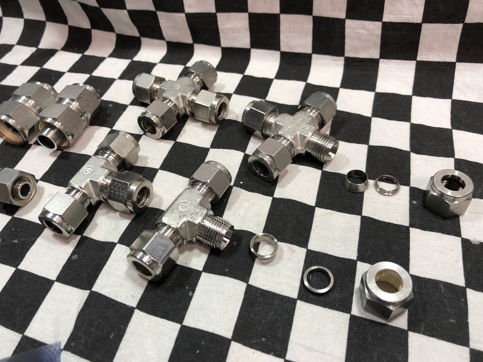 Lot Of 7 SWAGELOK TEE CROSS UNION PORT 3/8″,1/2″, SS-600-4, SS-600-3,