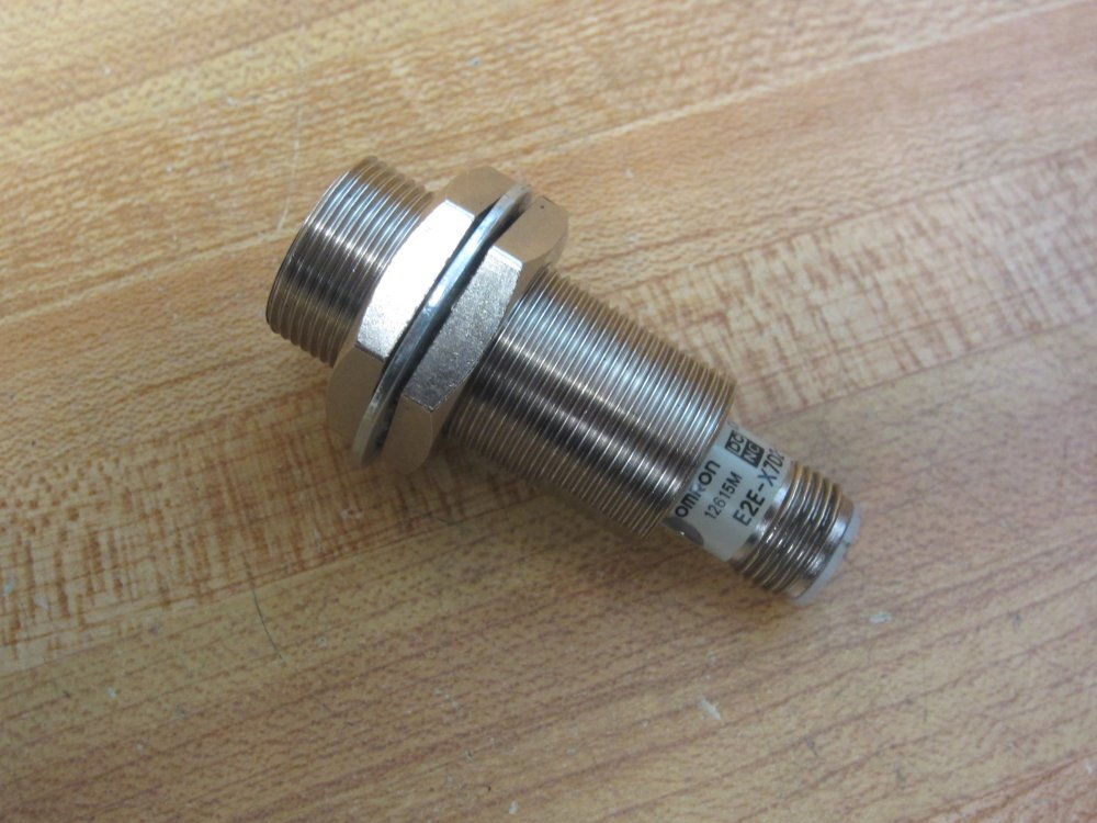 Omron E2E-X7D2-M1 Proximity Switch E2EX7D2M1 W/Hardware