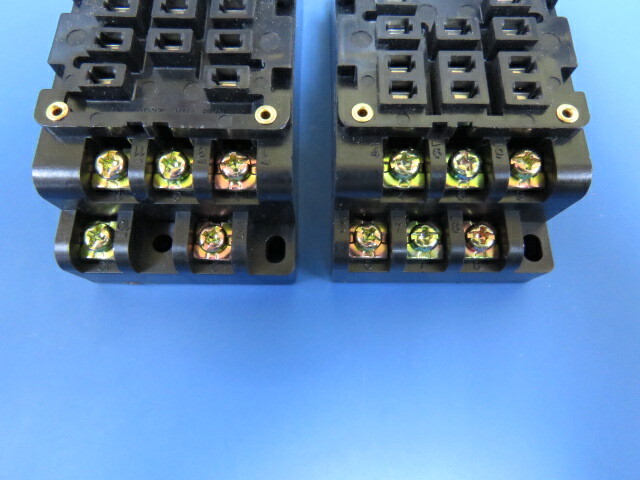 Aromat HP3-SF Qty of 2 per Lot Relay Socket Chassis Mount; includes clip (spri