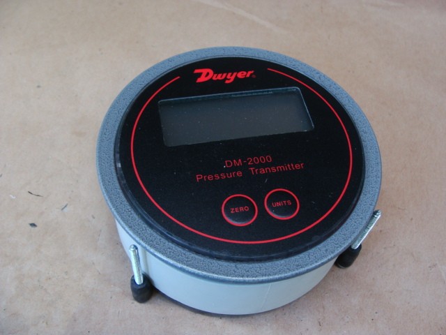 DWYER PRESSURE TRANSMITTER DM2000 MODEL DM-2013-LCD RANGE: .5-0-.5″WC 10PSIG MAX