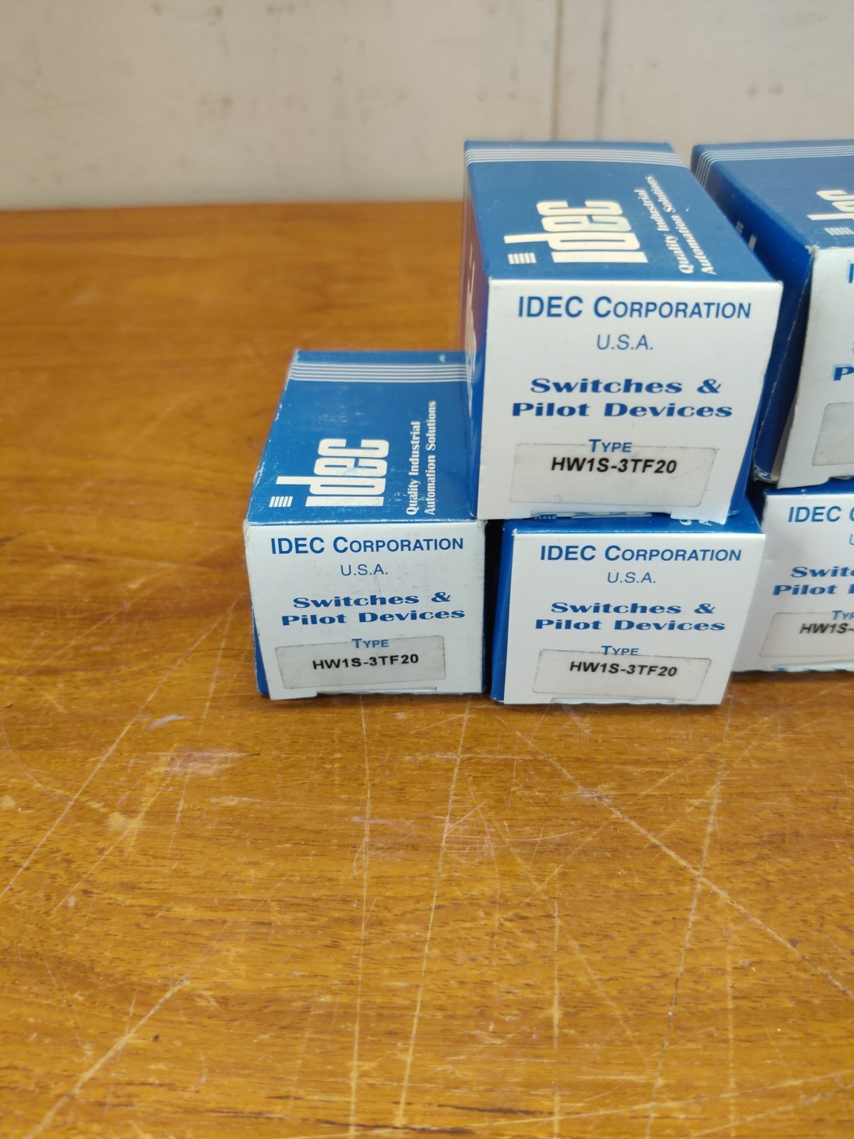IDEC HW1S-3TF20 SELECTOR SWITCH 3POS DPST 10A 110V. Japan. LOT of 7. NIB.